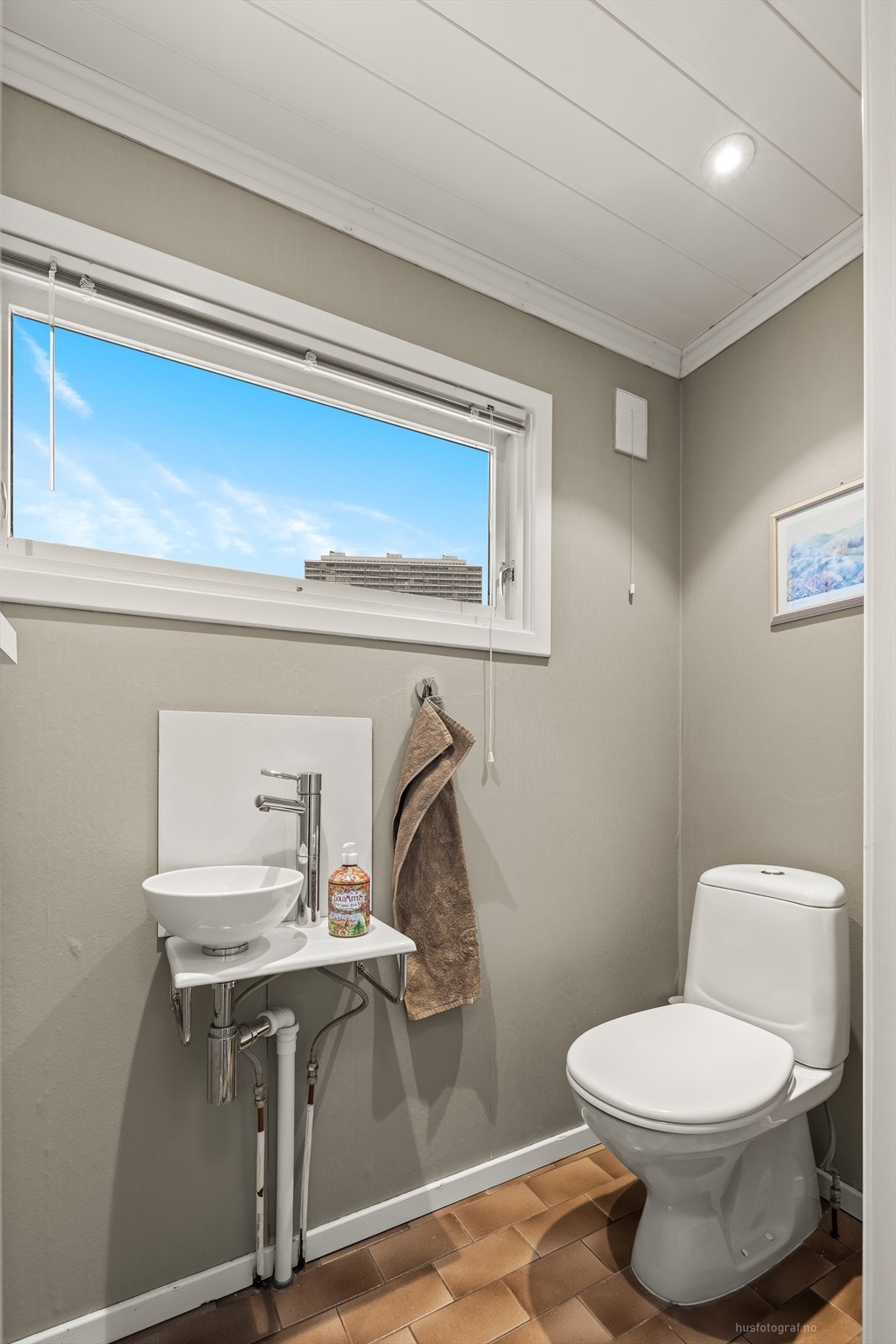 Praktisk toalettrom i 1. etasje med flislagt gulv og gulvvarme. Galleribilde