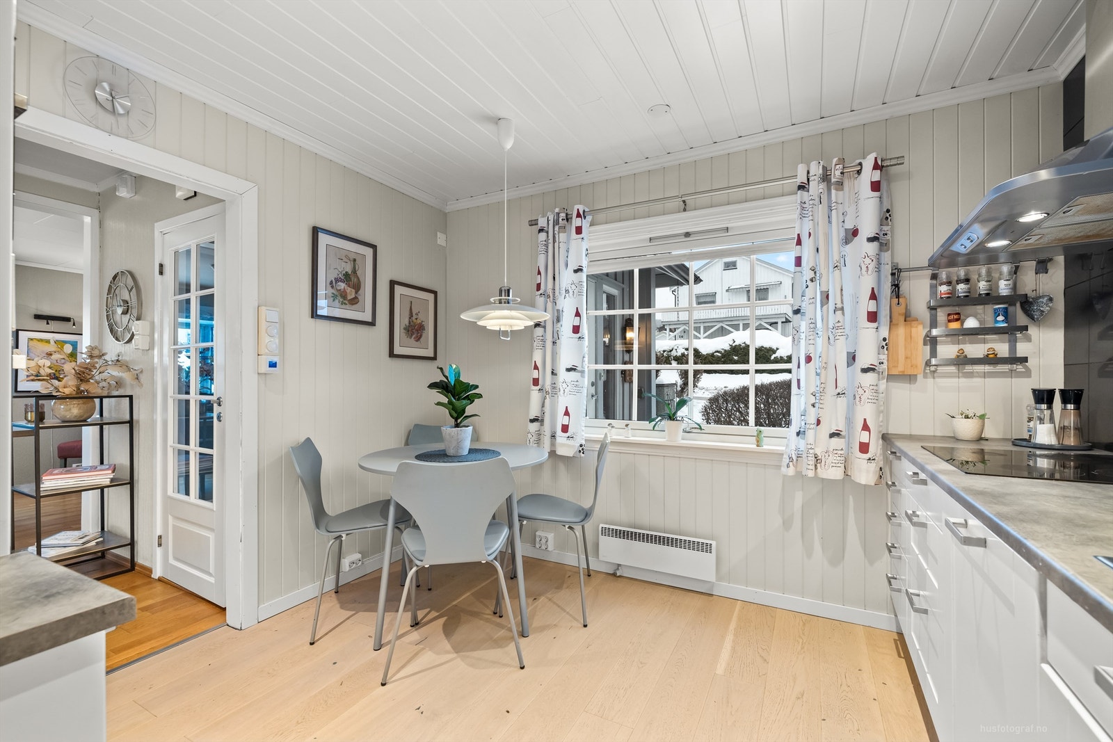 For ekstra komfort er det gulvvarme på kjøkkenet. Galleribilde