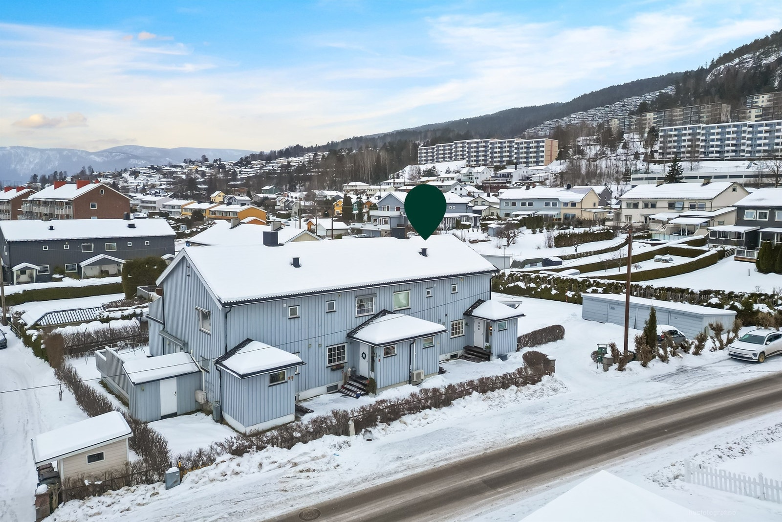 Det er kort og trygg vei til både barne- og ungdomsskole, begge under 1 km unna. Galleribilde