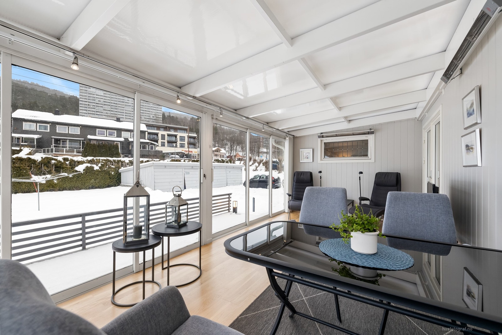 Store skyvedører i glass åpner opp mot den store terrassen og hagen. Sommerstue er ikke byggemeldt. Galleribilde