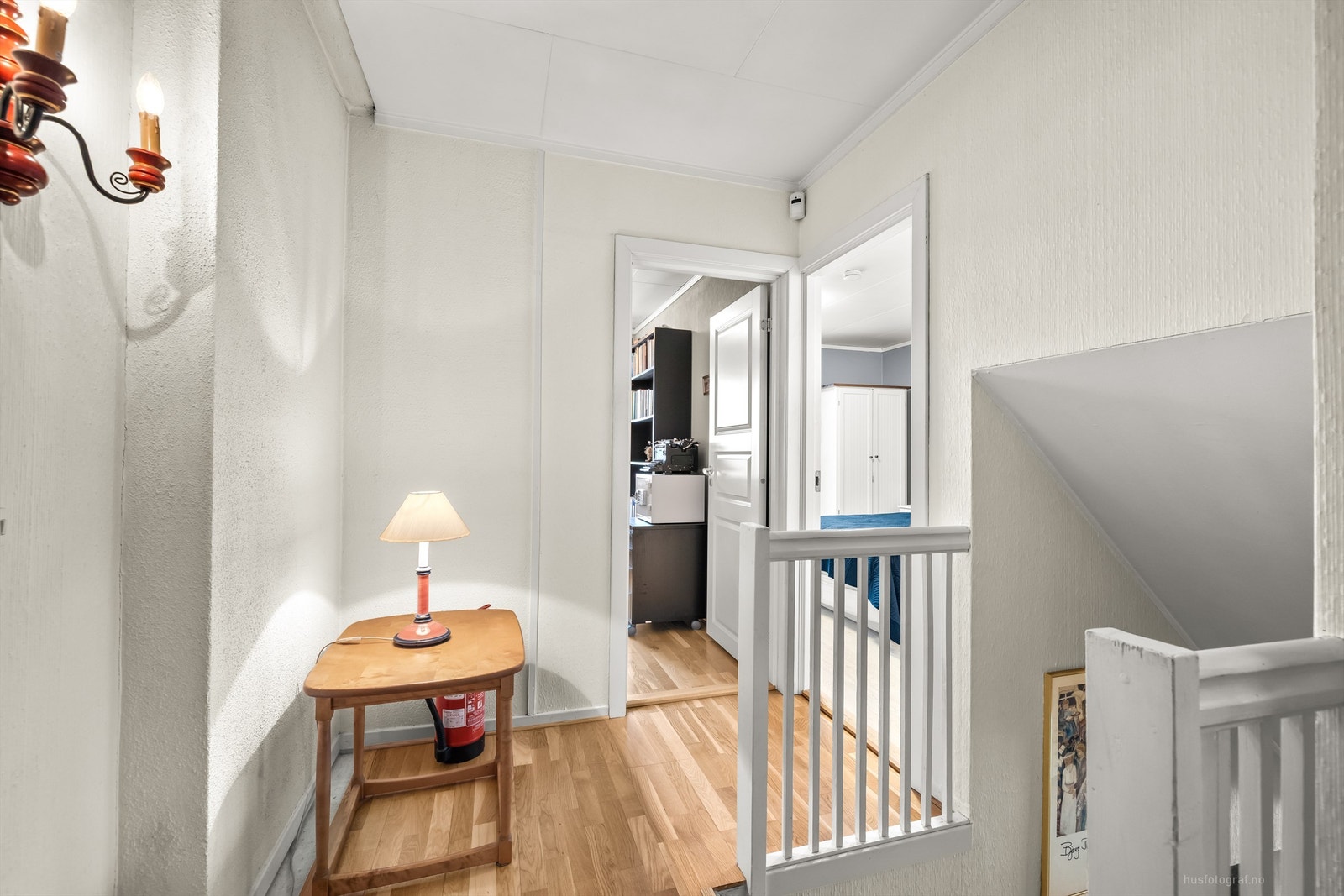 Gangen i 2. etasje fordeler tilgang til tre soverom og bad. Galleribilde