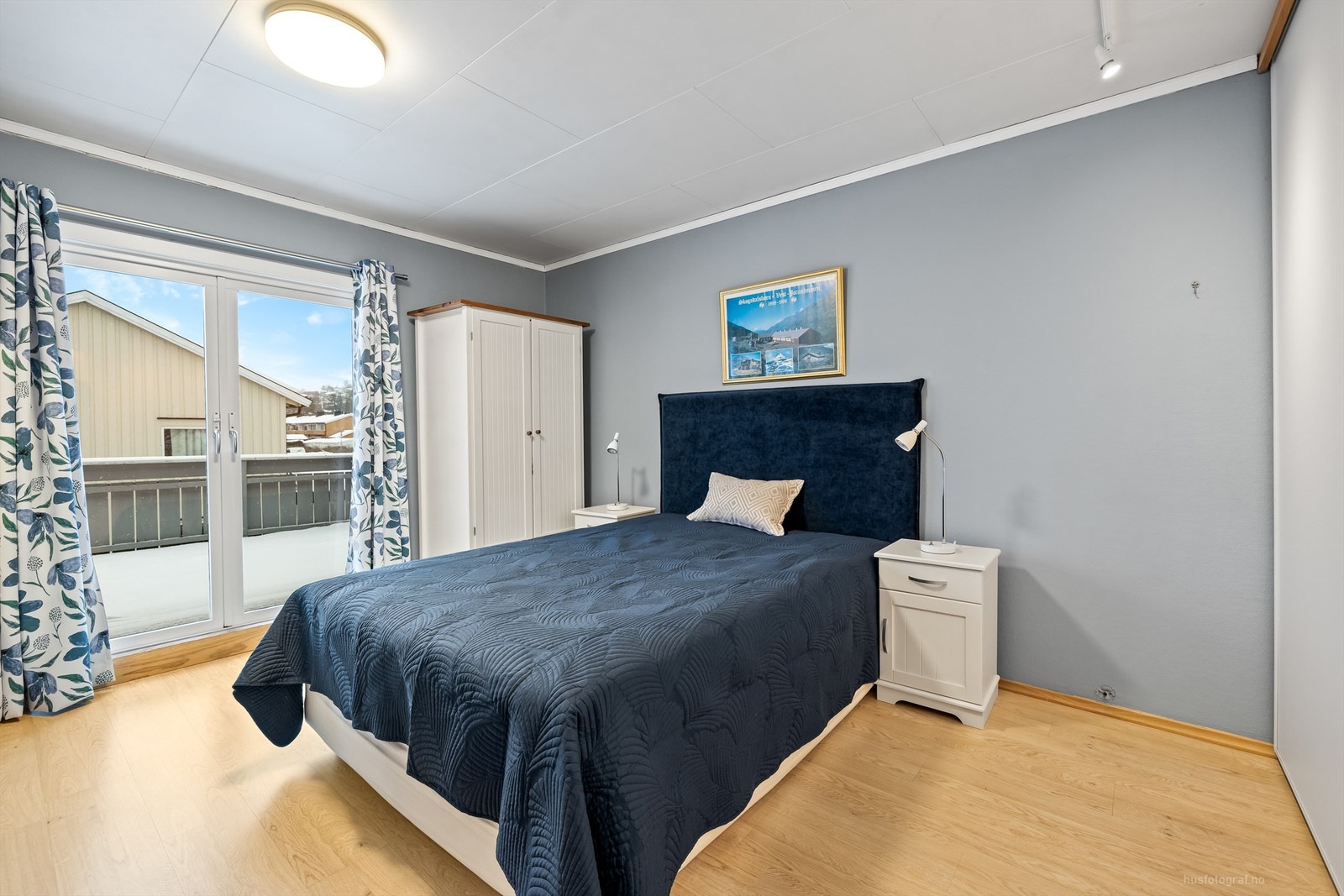 Hovedsoverommet har egen utgang til en stor, vestvendt takterrasse på 17 m². Galleribilde