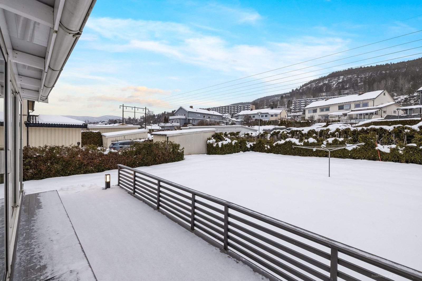 Uteplassen er delvis nord- og vestvendt, med ettermiddagssol. Galleribilde