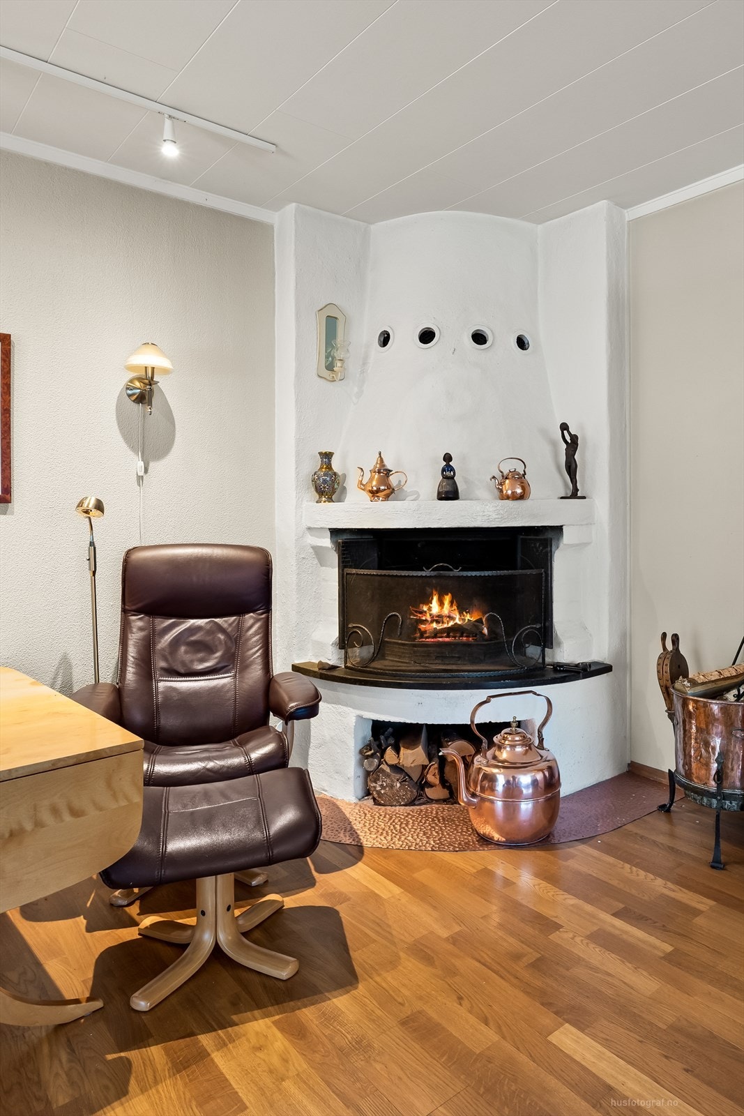 Ildstedet i stuen gir en lun stemning. Pipen ble rehabilitert med nytt innvendig rør i 2006. Galleribilde