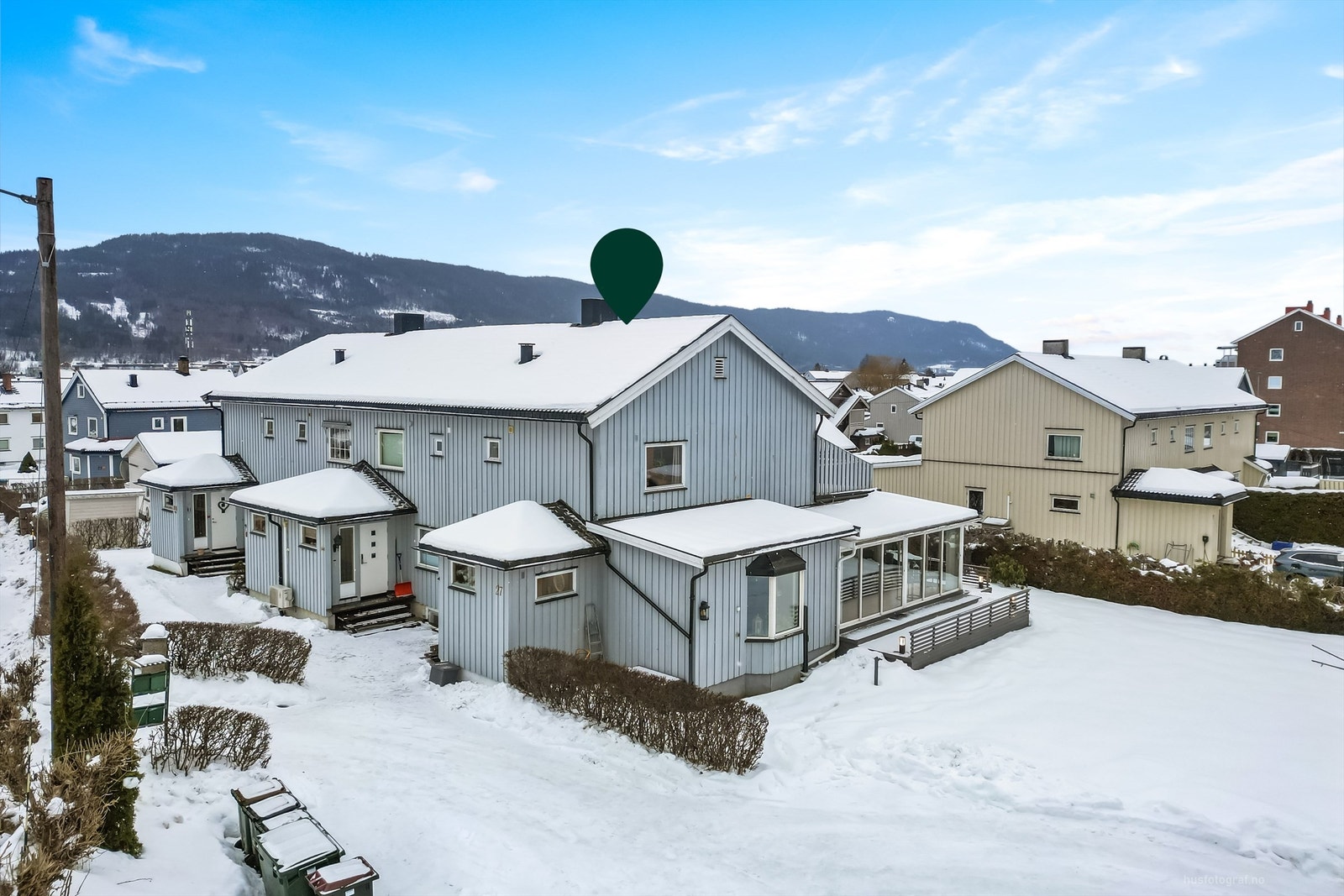 Boligen er et enderekkehus, noe som gir ekstra vindusflater og en mer privat følelse. Galleribilde