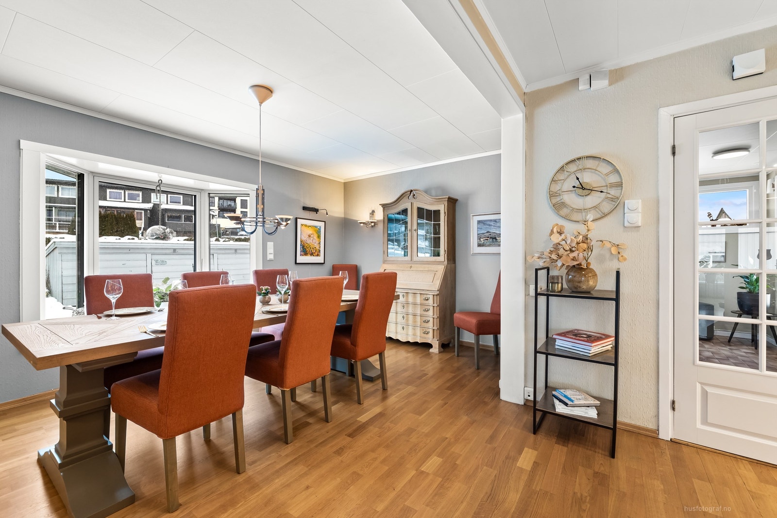 Fra spisestuen er det en naturlig flyt videre til stue, kjøkken og entré. Galleribilde