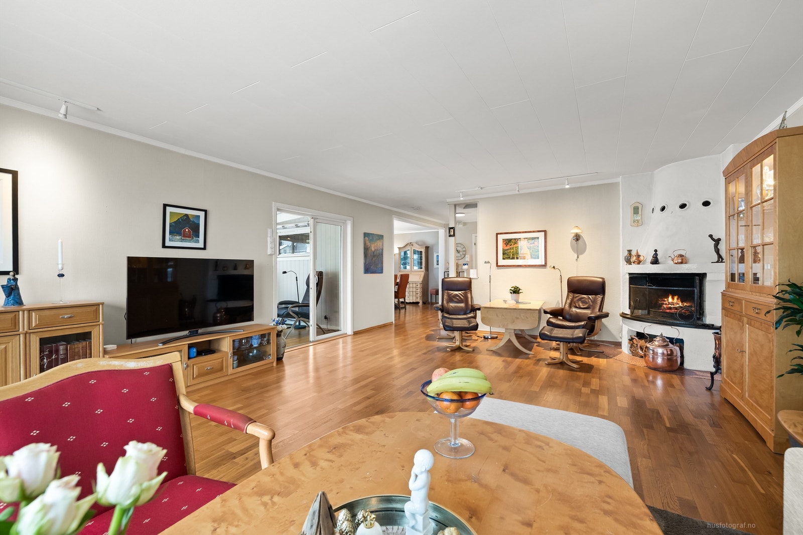 Her er det rikelig med plass for flere sittegrupper og sosialt samvær. Galleribilde