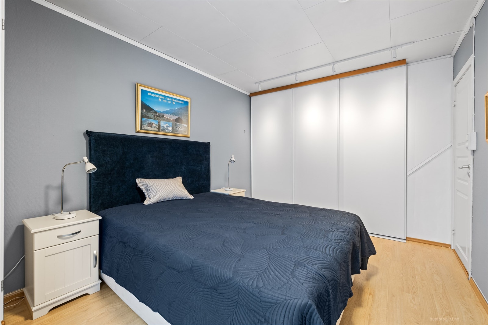 En stor skyvedørsgarderobe gir rikelig med oppbevaringsplass på hovedsoverommet. Galleribilde