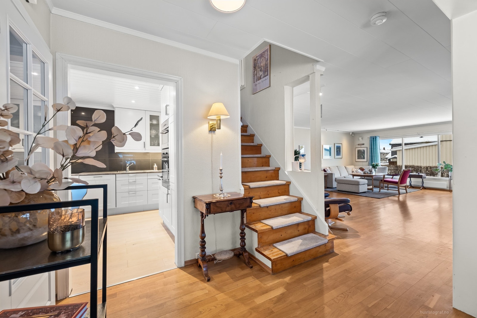 Tretrappen med teppefliser i trinnene binder etasjene sammen. Galleribilde