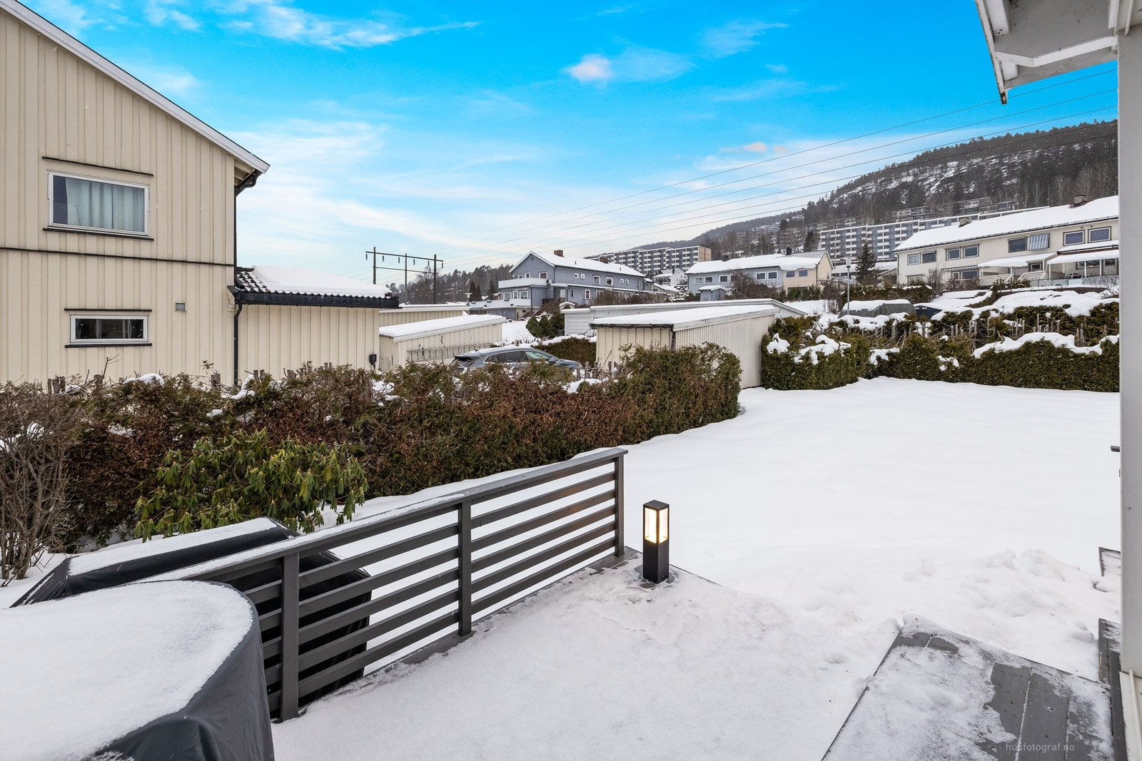 Fra sommerstuen er det utgang til en stor, kombinert terrasse på totalt 23 m². Galleribilde