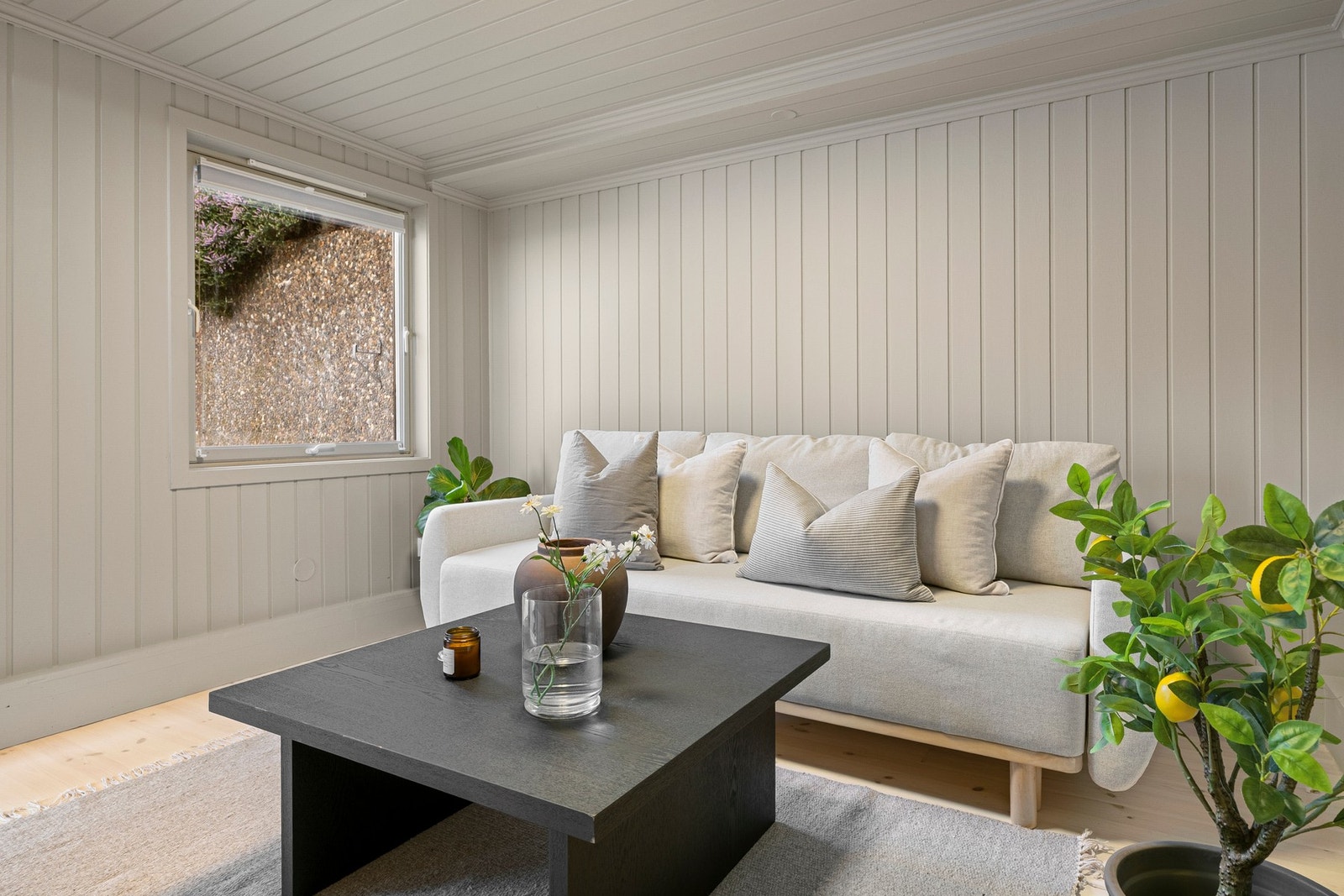 I bakkant av carporten har man et innredet rom som i dag brukes som en ekstra stue / gjesterom, men her er bruksmulighetene mange. Galleribilde