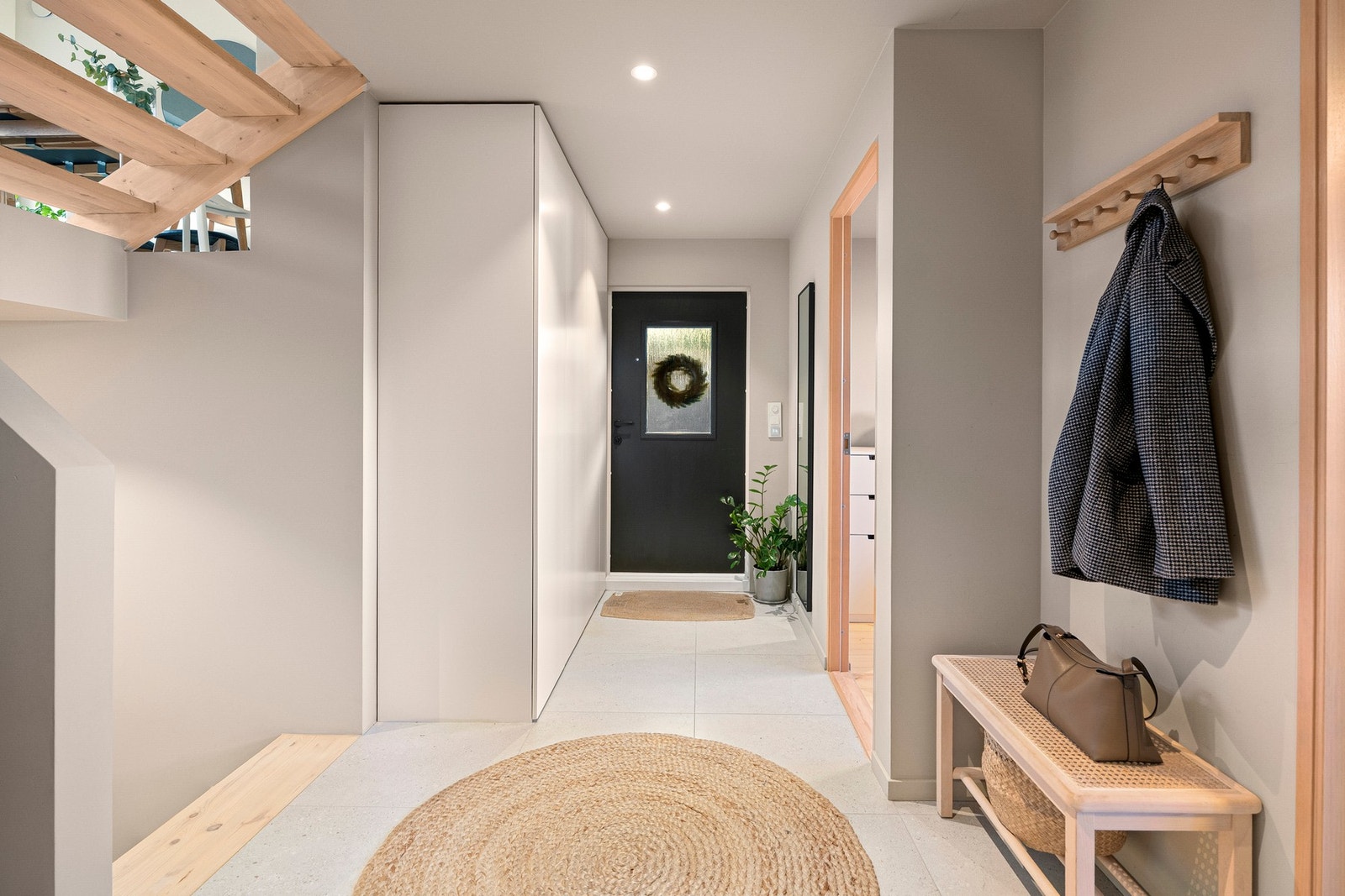 Inngangspartiet fremstår lyst og ryddig, med god plass til garderobeløsninger. Galleribilde