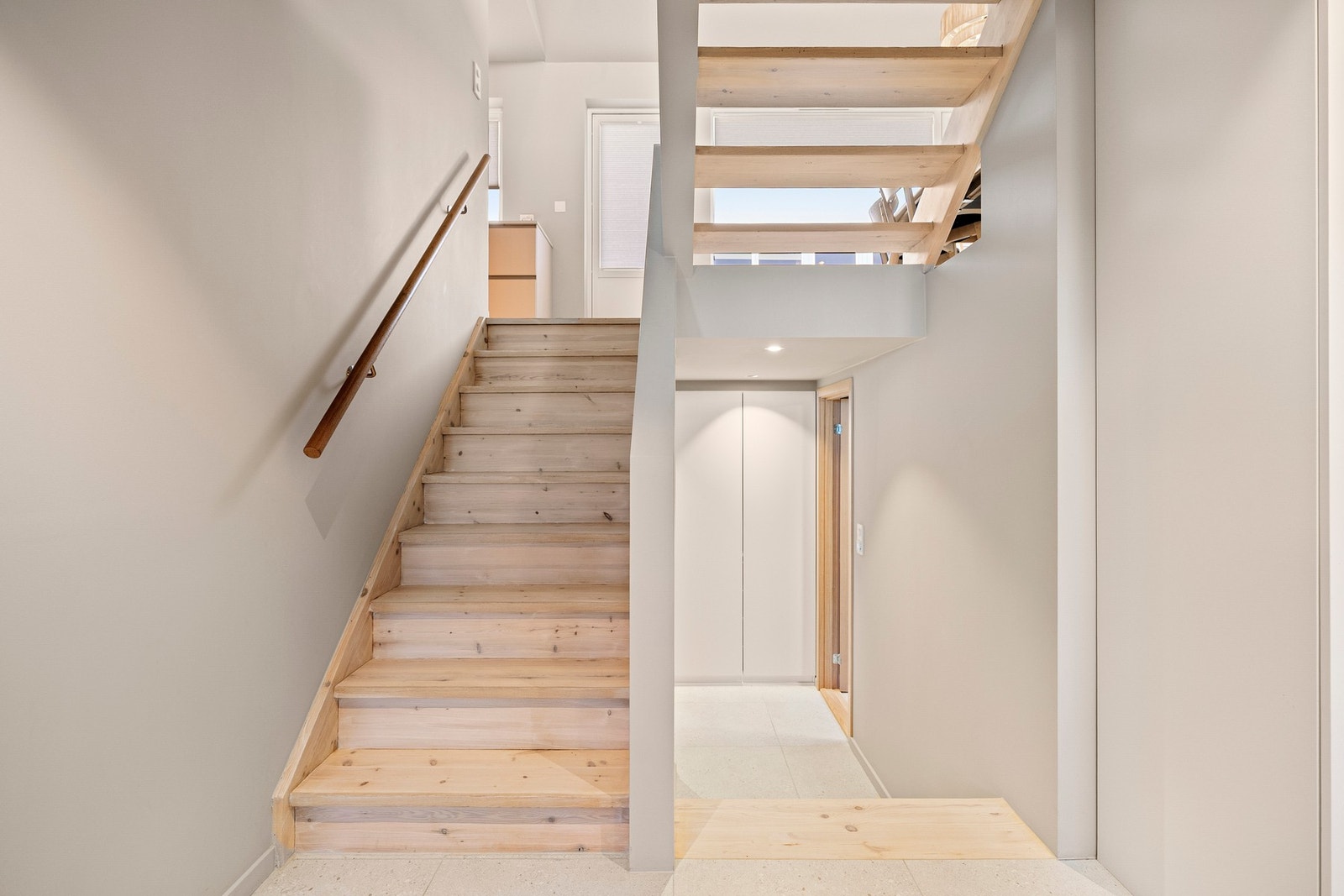 Det nederste planet var tidligere grovkjeller, men ble i 2024 fullt oppgradert og fremstår i dag som en integrert og funksjonell del av boligen. Galleribilde