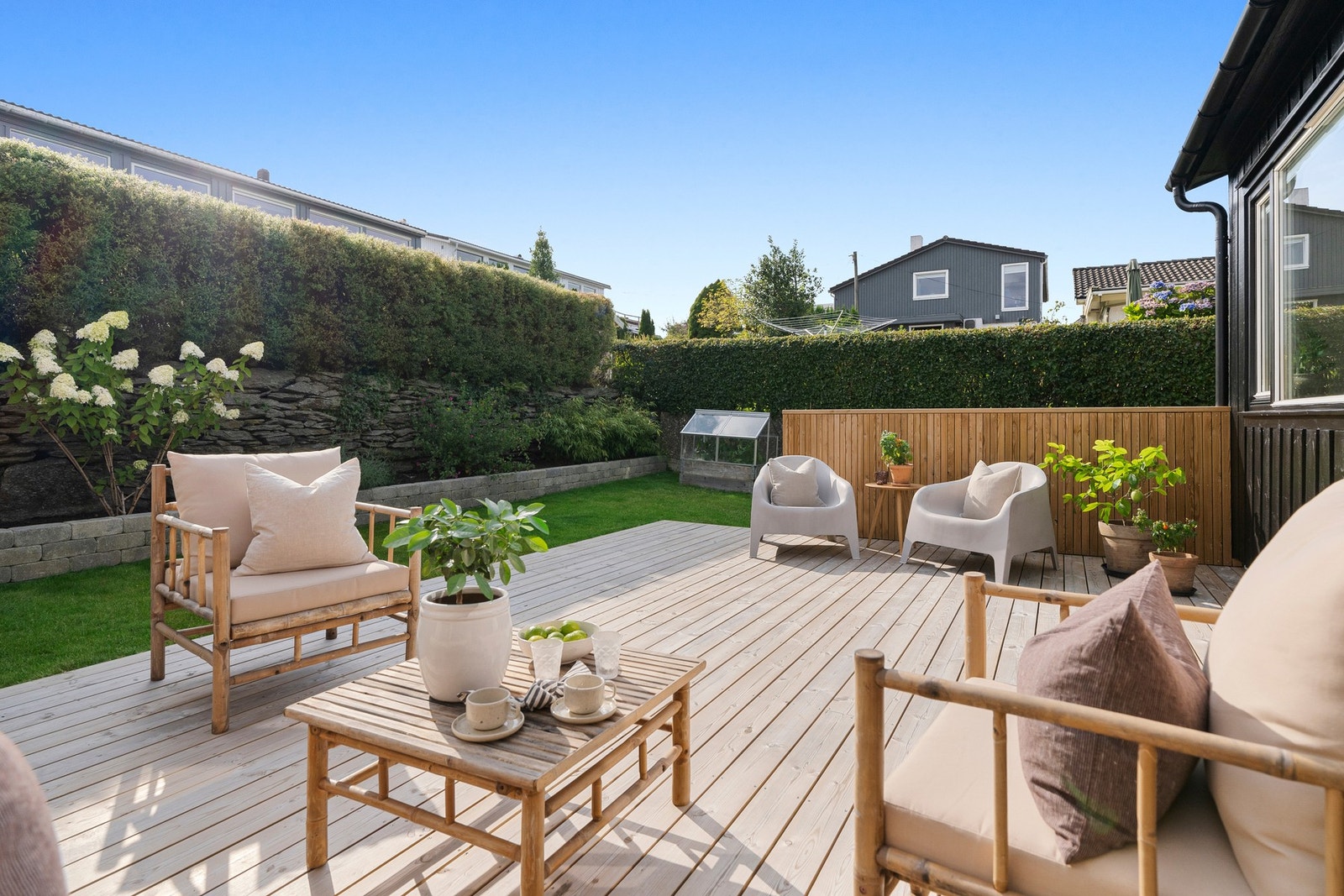 Det er etablert flere nye murer, oppført ny terrasse og montert høyere gjerde mot nabo, noe som gir økt skjerming og privatliv. Galleribilde