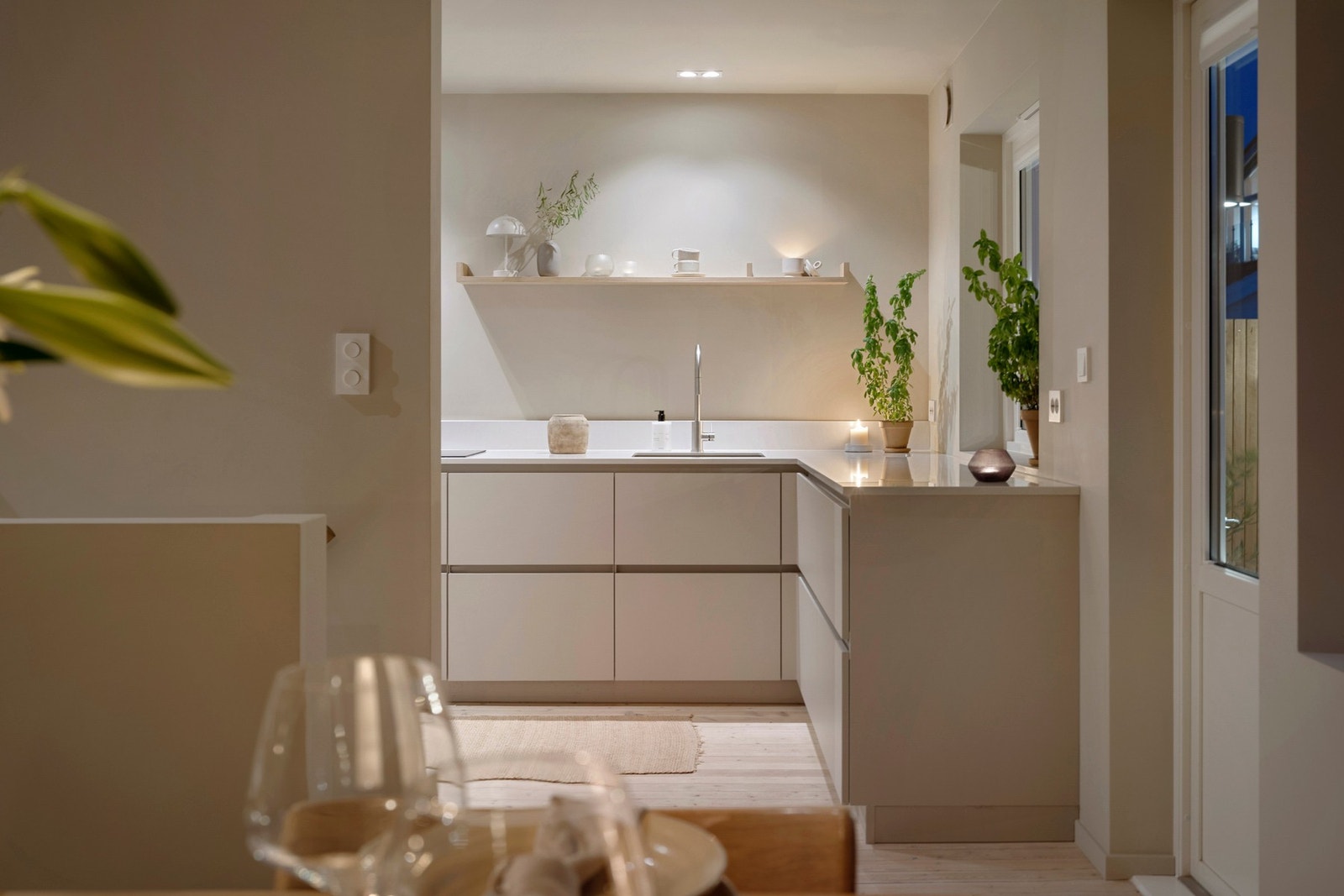 Kjøkkenet ble levert av Schmidt i 2023 og fremstår som moderne og stilrent. Galleribilde