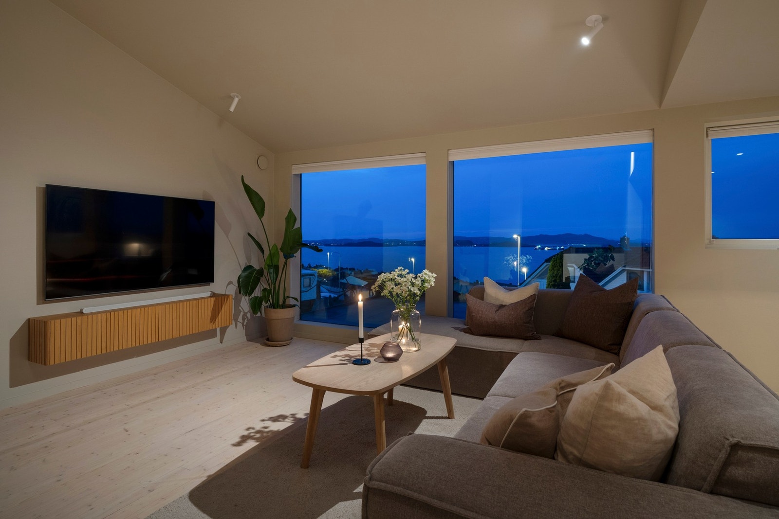 Her oppleves en god romfølelse, hvor utsikten blir en naturlig del av interiøret og skaper en rolig og behagelig atmosfære. Galleribilde