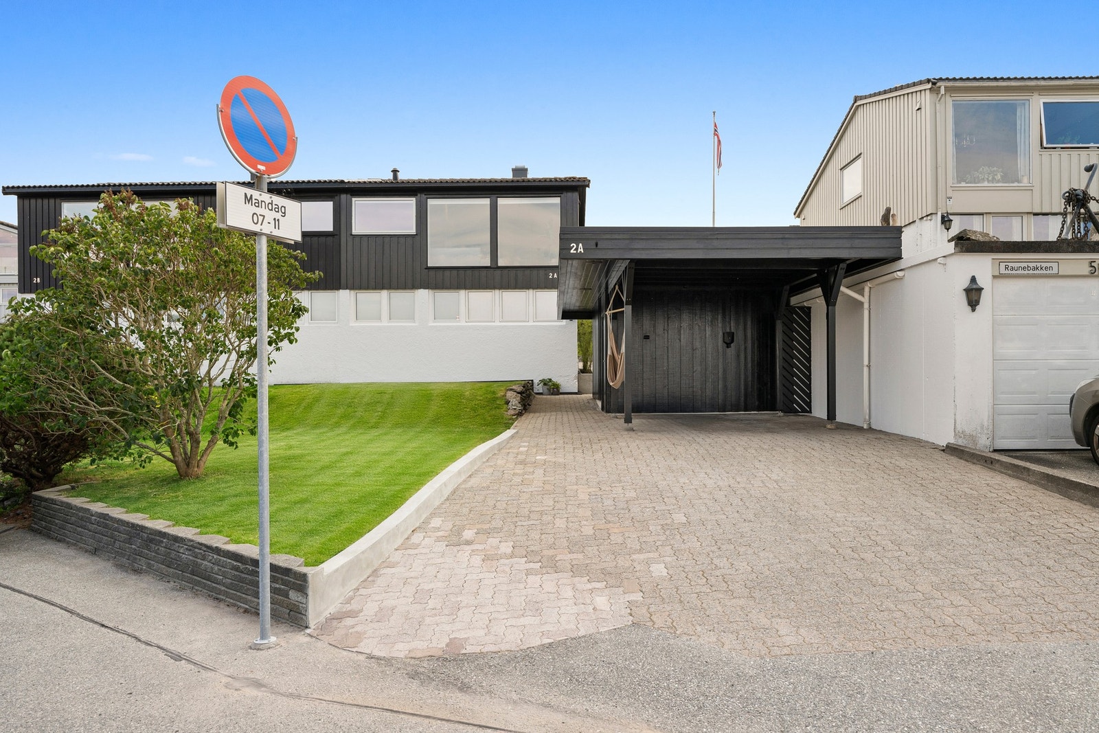 I tillegg er det carport, og det er trukket ny kabel til elbillader (lader medfølger ikke handelen). Galleribilde