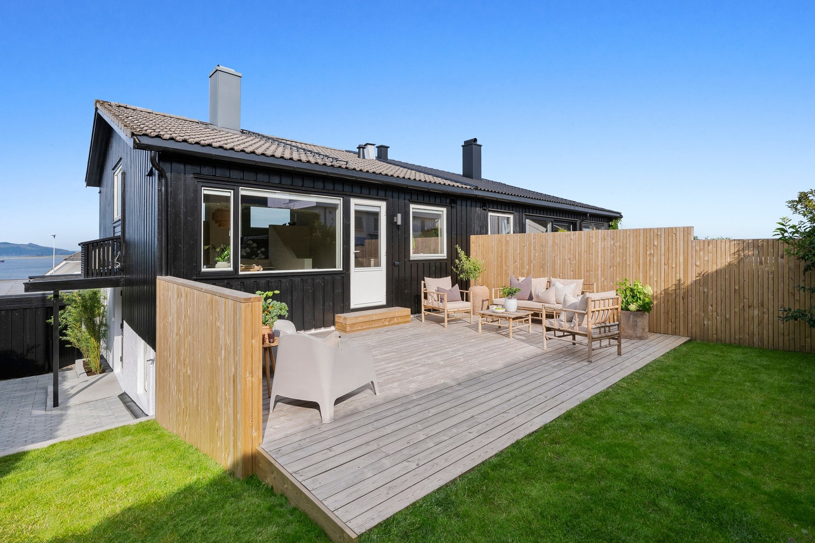 Solforholdene er svært gode, med sol fra ca. kl. 9-10 til 20-21 på sommerstid. Galleribilde