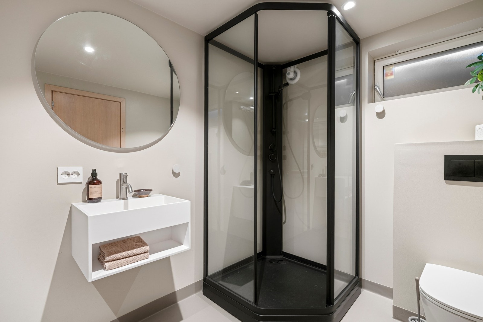 Badet på det nederste planet ble etablert i 2024 og fremstår som et moderne, gjennomført og svært delikat rom. Galleribilde