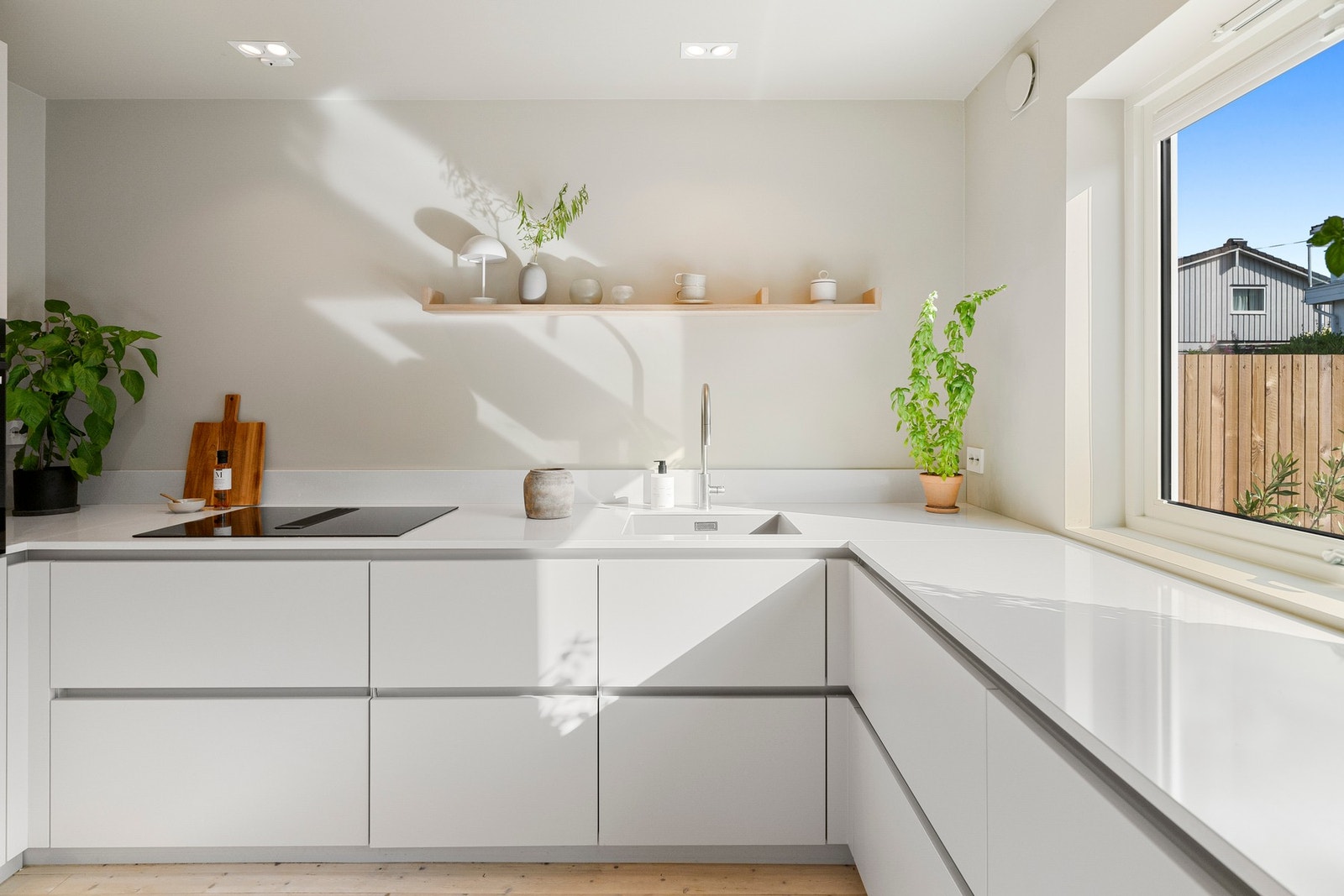 Kjøkkenet er utstyrt med integrerte hvitevarer, herunder kjøleskap, oppvaskmaskin og koketopp fra AEG, samt stekeovn fra Samsung. Galleribilde