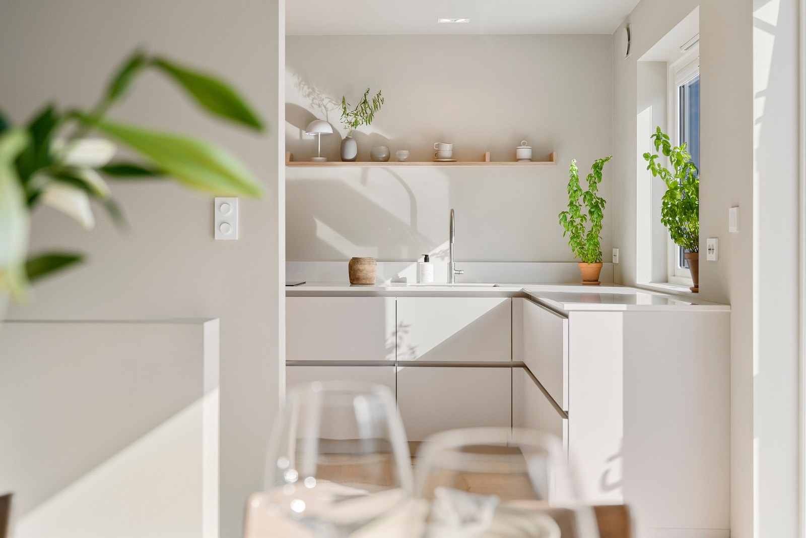 Kjøkkenet byr på gode arbeidsflater, rikelig med skapplass og et lyst, innbydende preg. Galleribilde