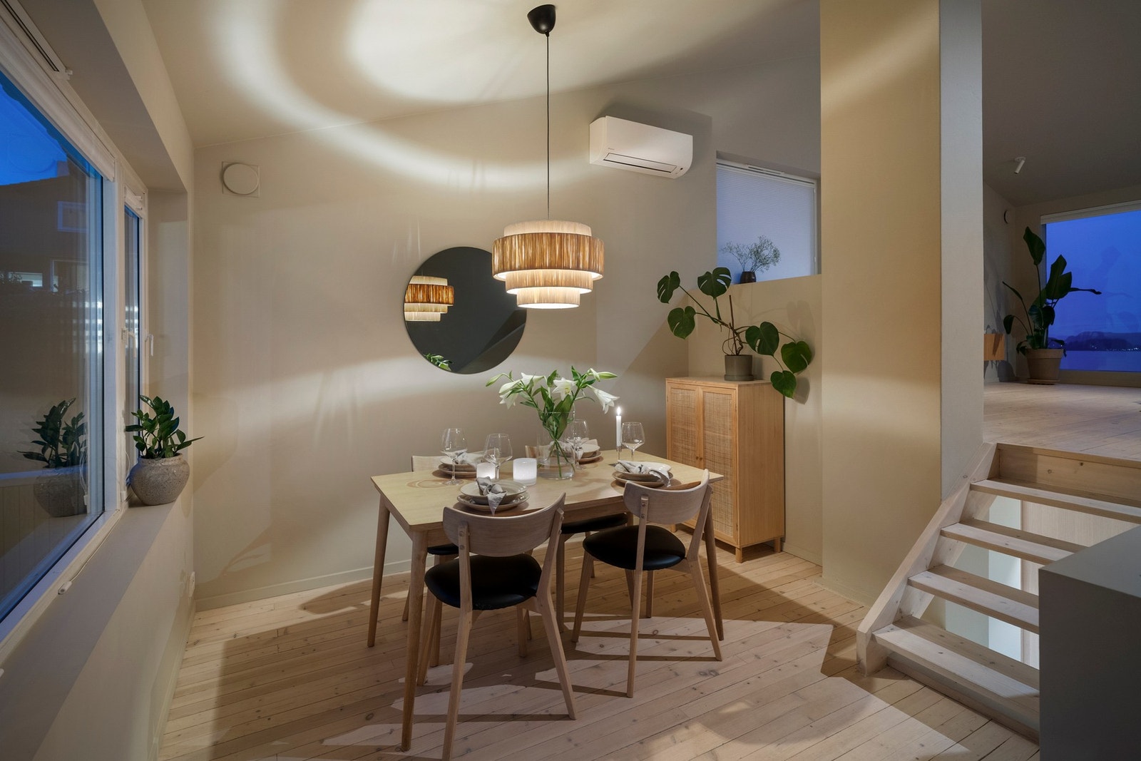 I tilknytning til kjøkkenet har man god plass til en spisestue, vendt ut mot hagen. Galleribilde