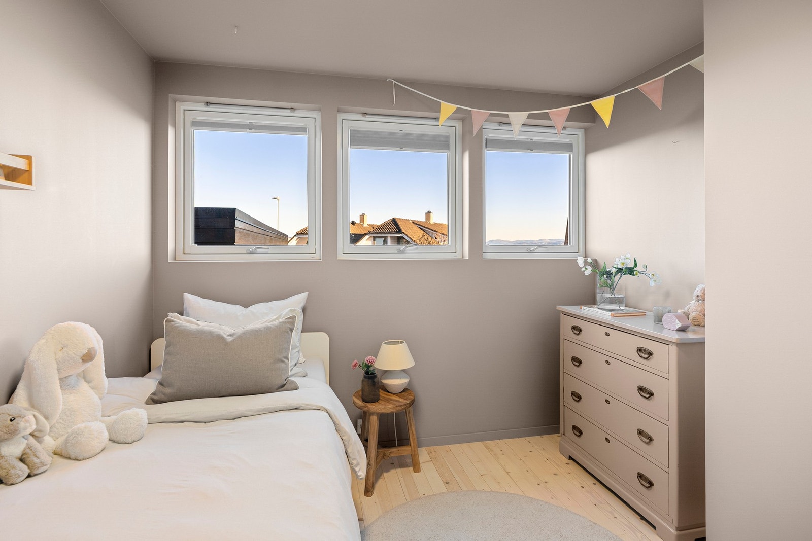 Det andre soverommet i etasjen er fleksibelt i bruk og egner seg godt som barnerom, gjesterom eller hjemmekontor. Galleribilde