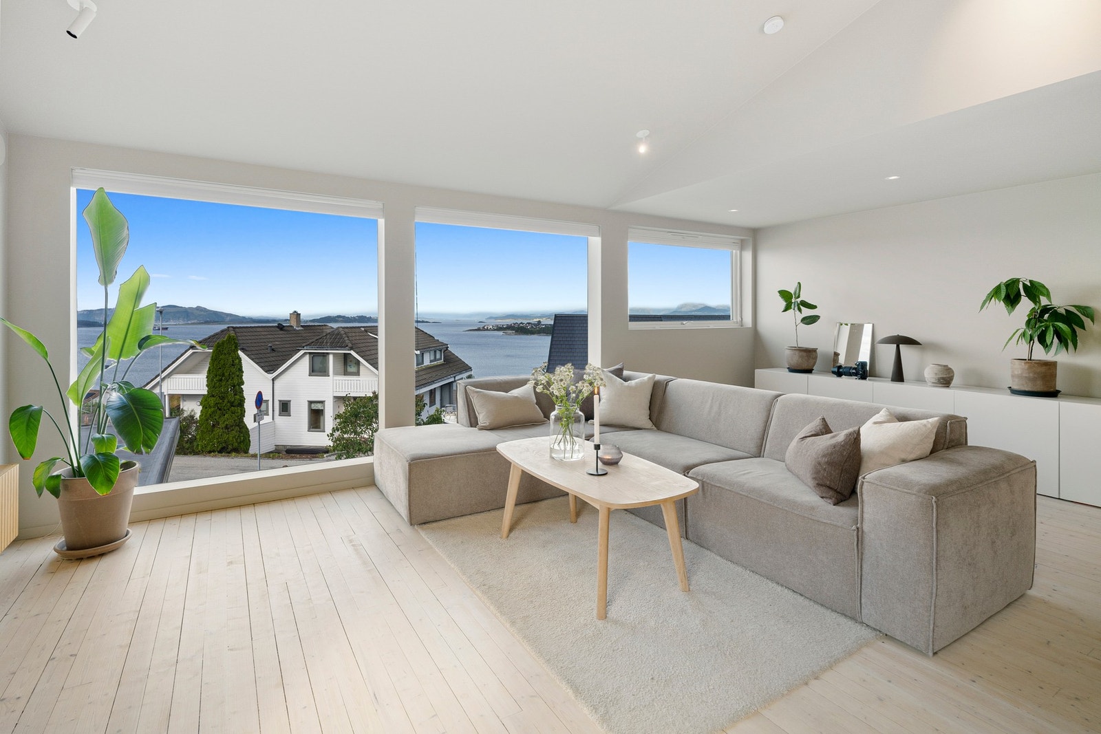 Den åpne plasseringen i boligen, kombinert med halvetasjeløsningen, gir stuen en luftig karakter og gjør dette til et naturlig samlingspunkt. Galleribilde