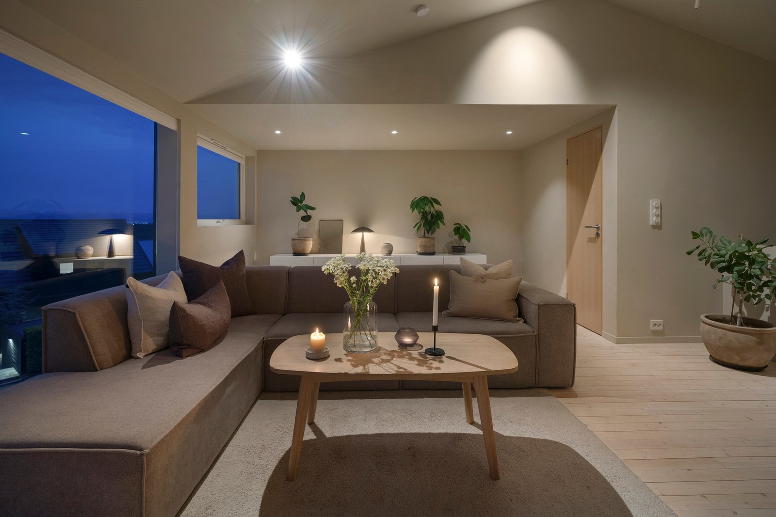 Det er god lagringsplass på kryploft. Loftet har enkel tilkomst via dør i bildet og derfra nedfellbar loftstrapp. Galleribilde