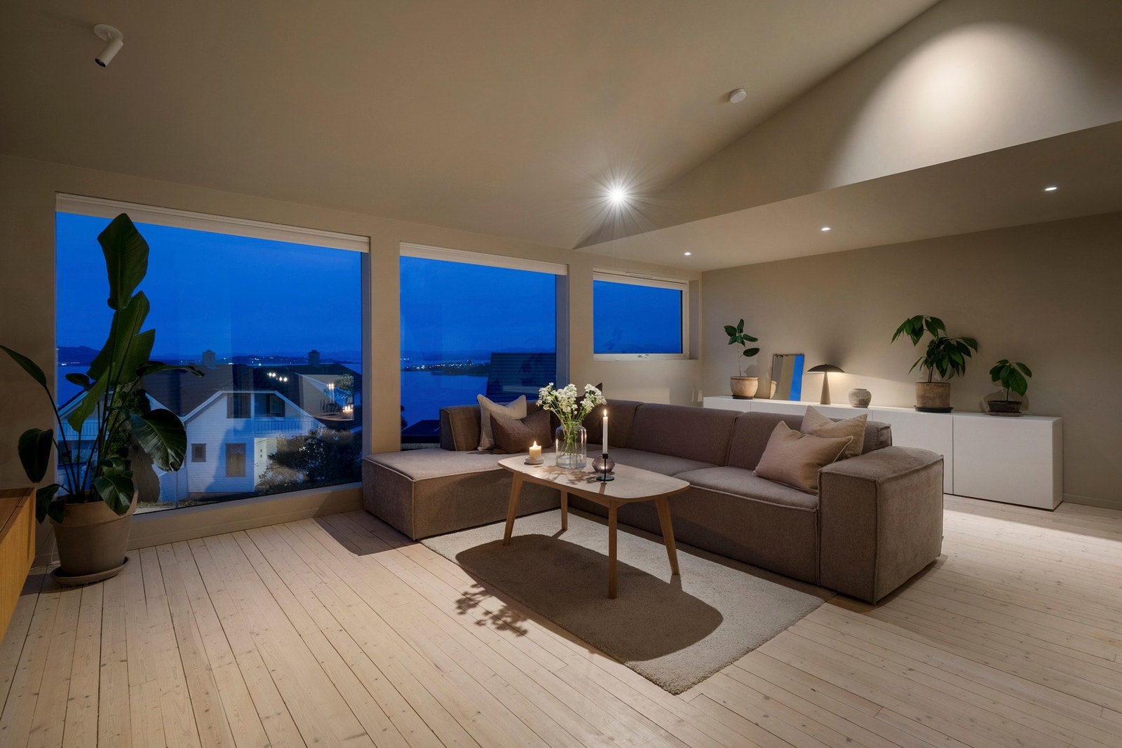 Stuen er et lyst og romslig oppholdsrom med store vindusflater som gir flott utsikt. Galleribilde