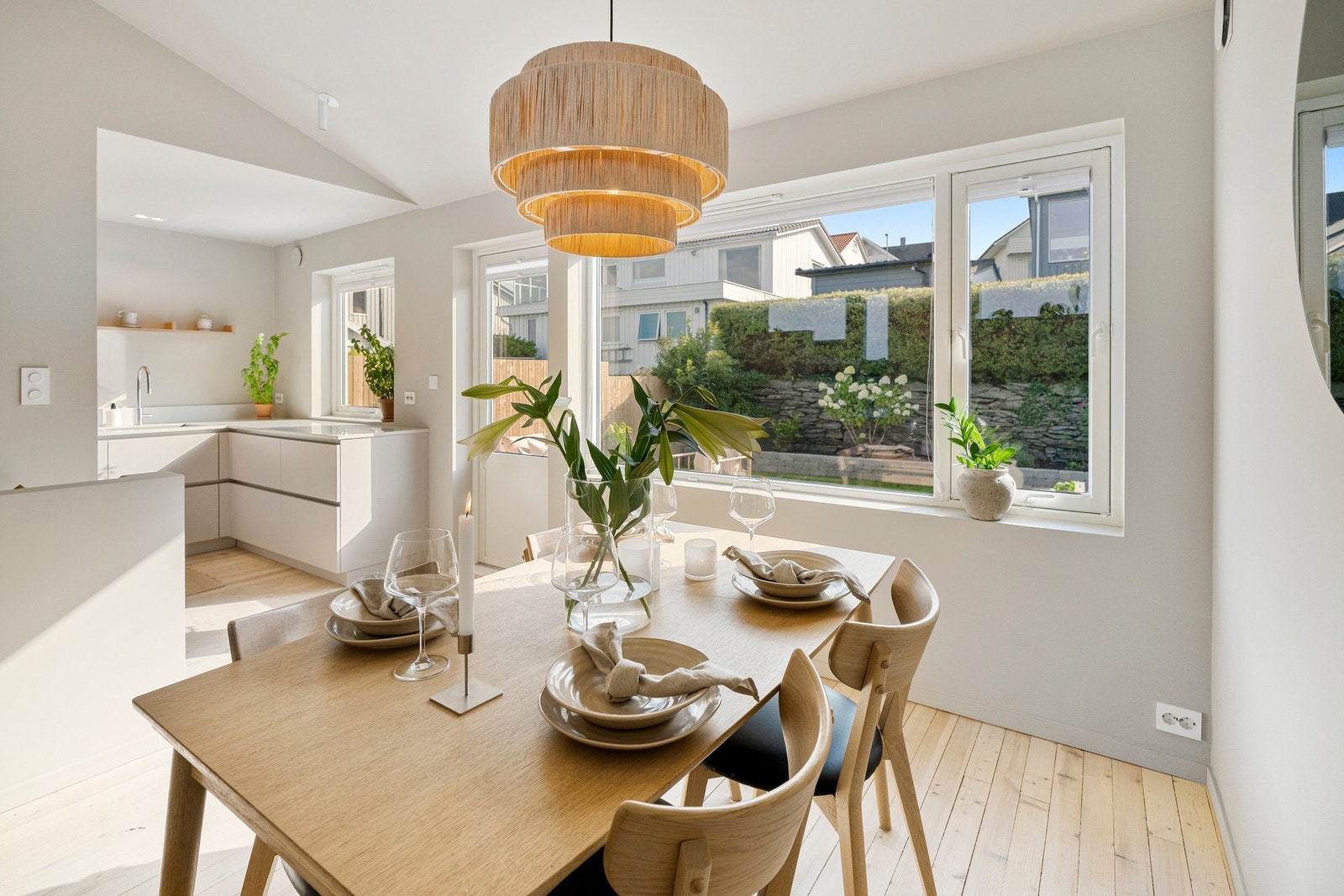 Kjøkkeninnredningen har slette fronter og er kombinert med benkeplate i kvartsstein, Noble Pro Frost fra Technistone. Galleribilde