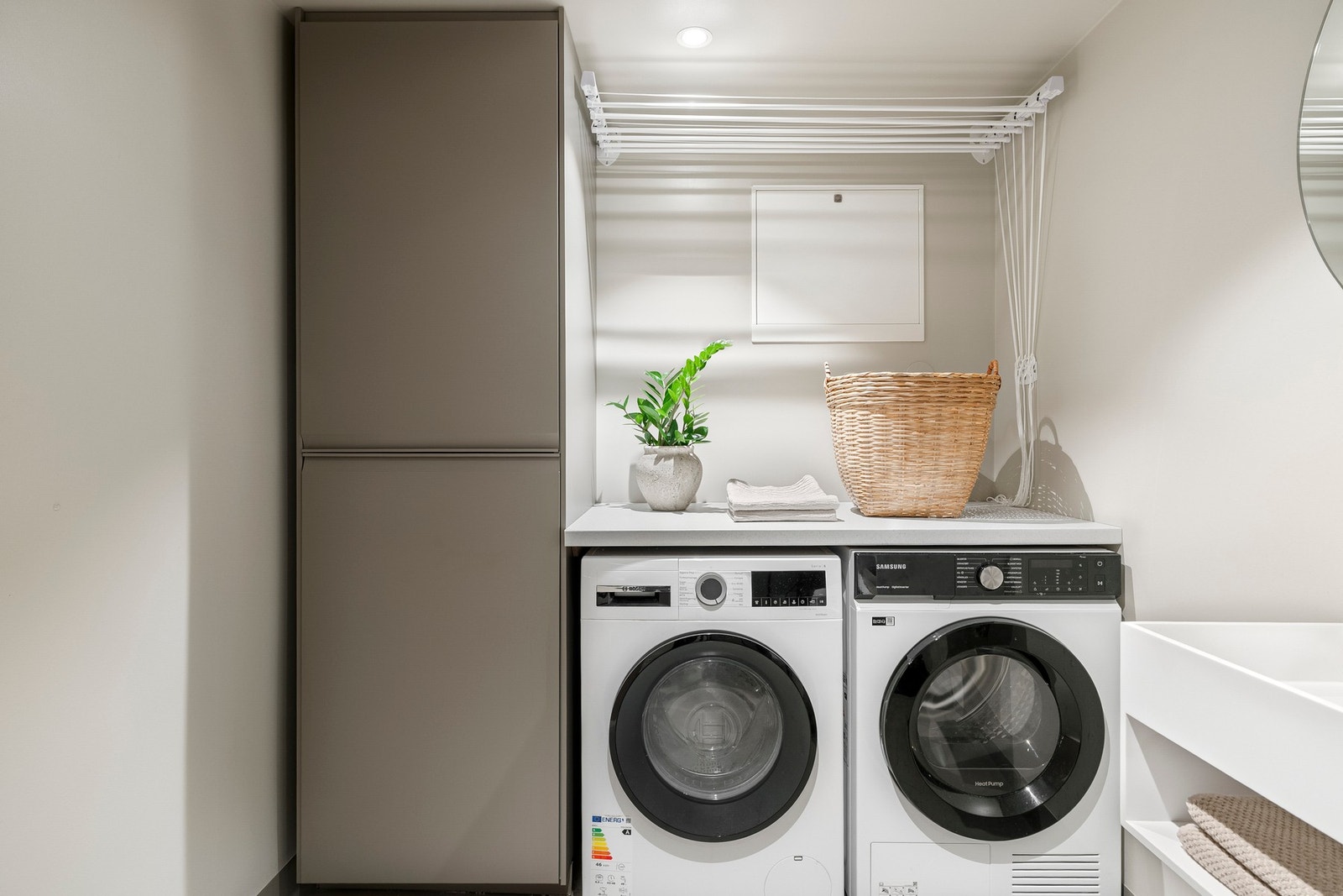 Kombinasjonen av bad og vaskerom er elegant løst, med tydelig soneinndeling og gode arbeidsflater. Galleribilde