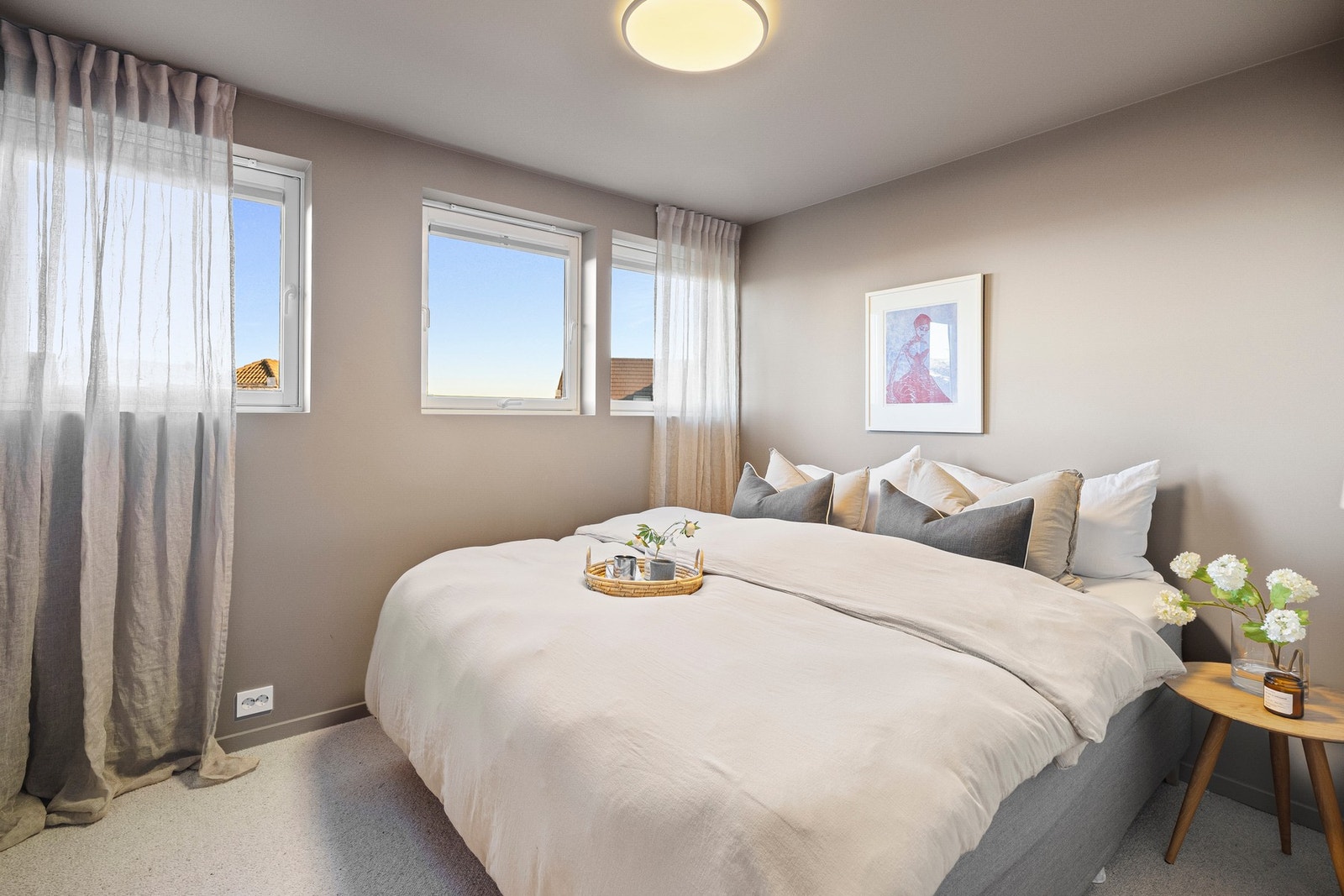 Hovedsoverommet har god plass til dobbeltseng og garderobeløsninger, og oppleves som et rolig og tilbaketrukket rom med behagelig atmosfære. Galleribilde