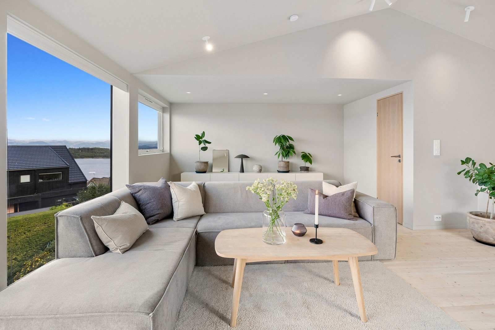 Deler av stuen var originalt et soverom, så dersom det er behov for et ekstra soverom har man mulighet til å etablere det. Galleribilde