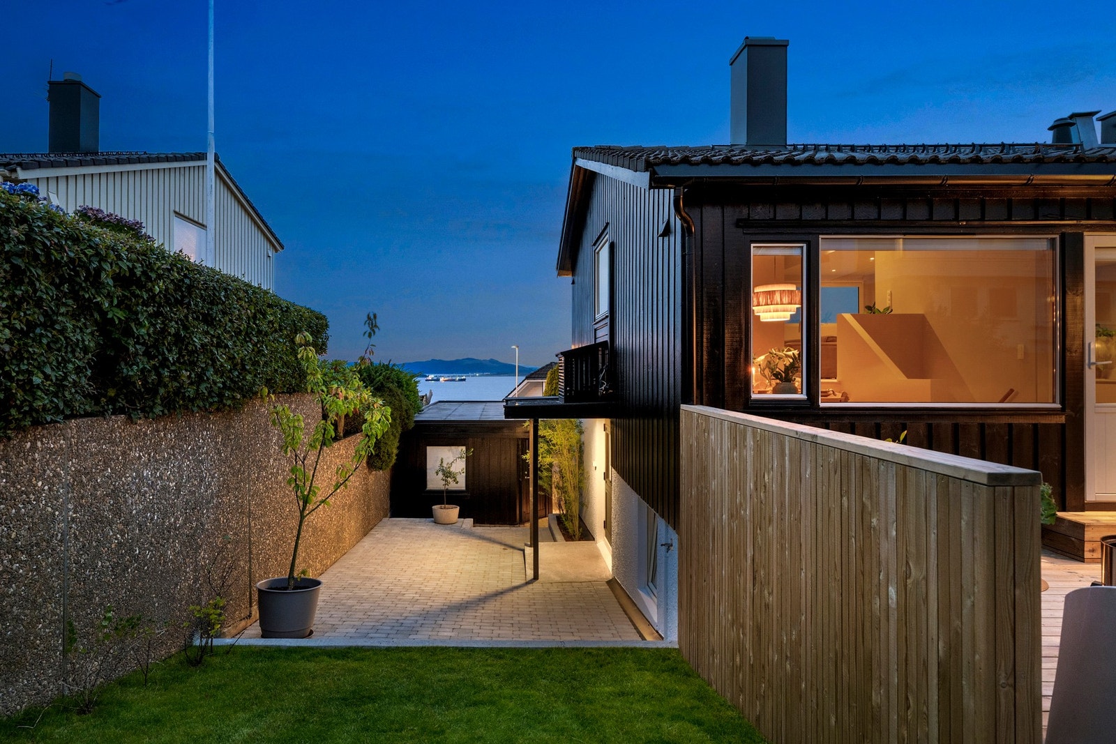 Boligen er betydelig oppgradert de senere årene, med bl. a nye overflater, oppgradert elektrisk anlegg og etterisolerte vegger. Galleribilde