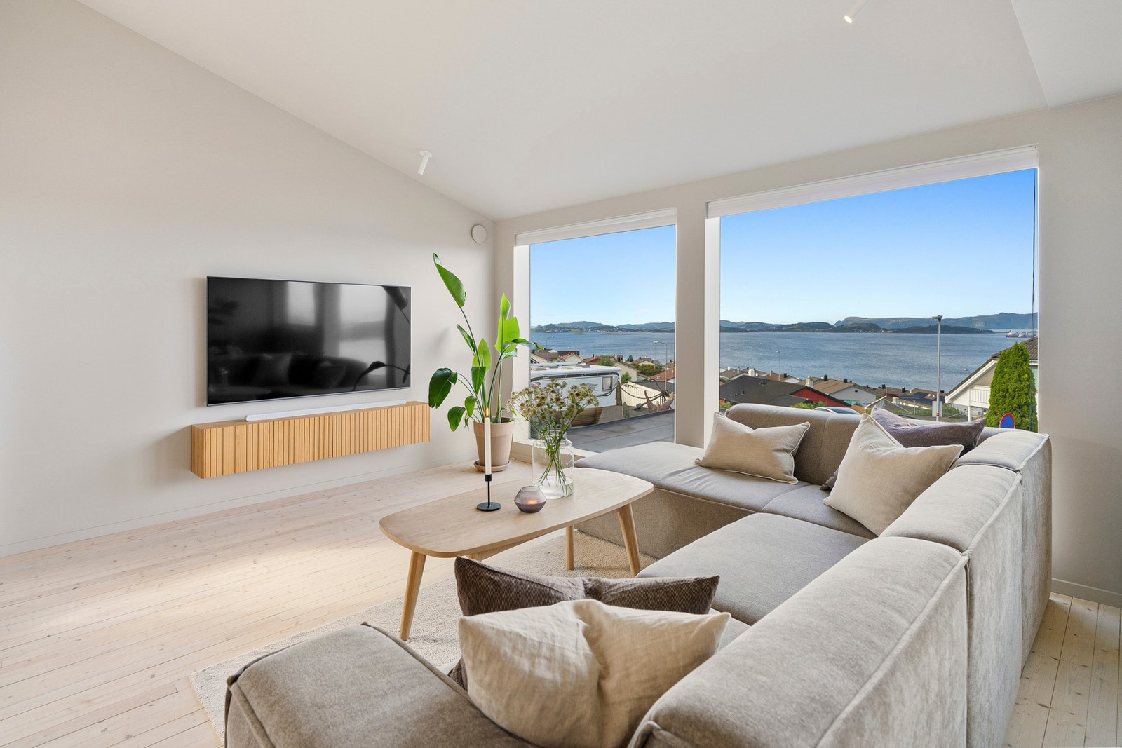 Stuen gir rikelig med dagslys gjennom hele dagen. Galleribilde