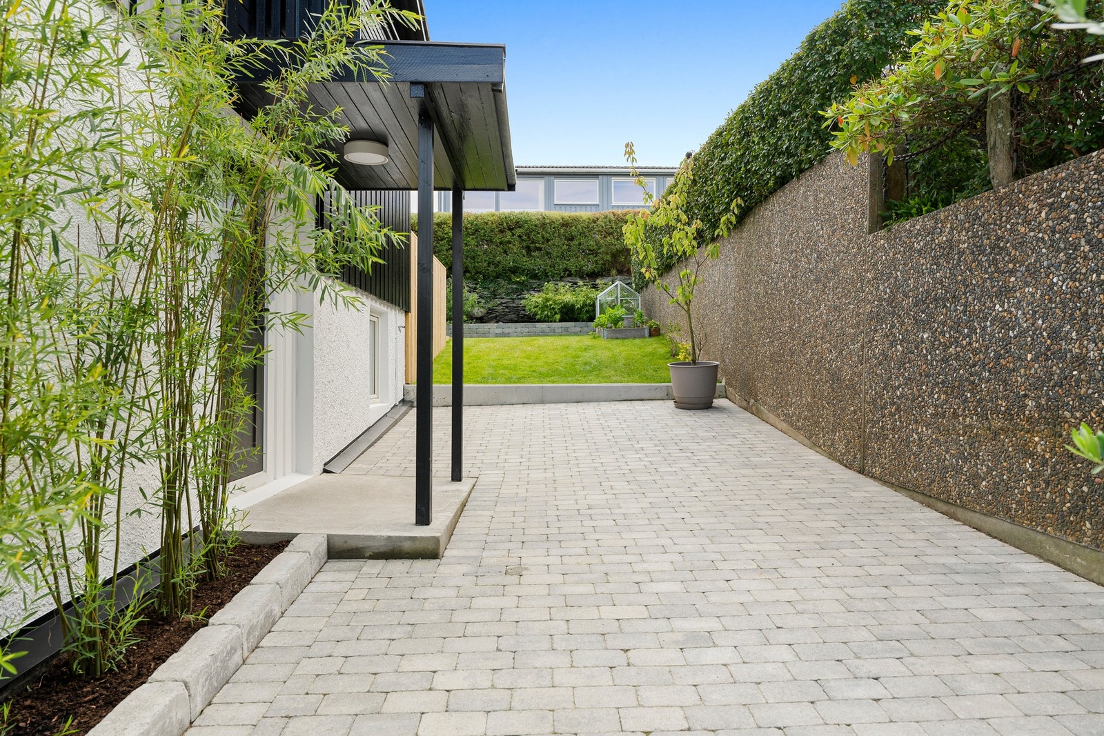 Inngangspartiet er opparbeidet med nye belegningsstein. Galleribilde