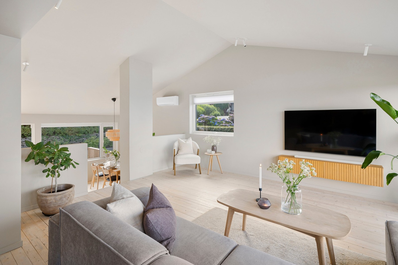 I forbindelse med renoveringen av stuen ble vedovnen fjernet, og det ble satt på blendelokk på pipen. Galleribilde