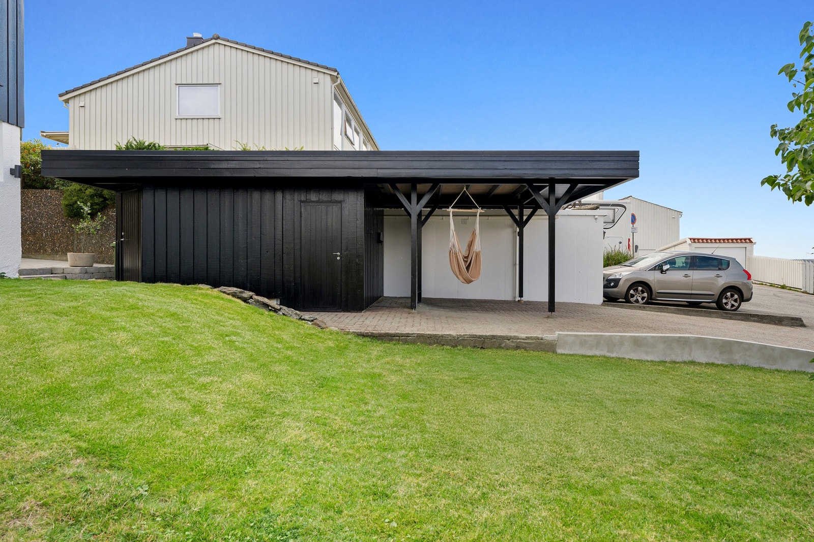 Eiendommen har romslig gårdsplass med plass til to biler. Galleribilde