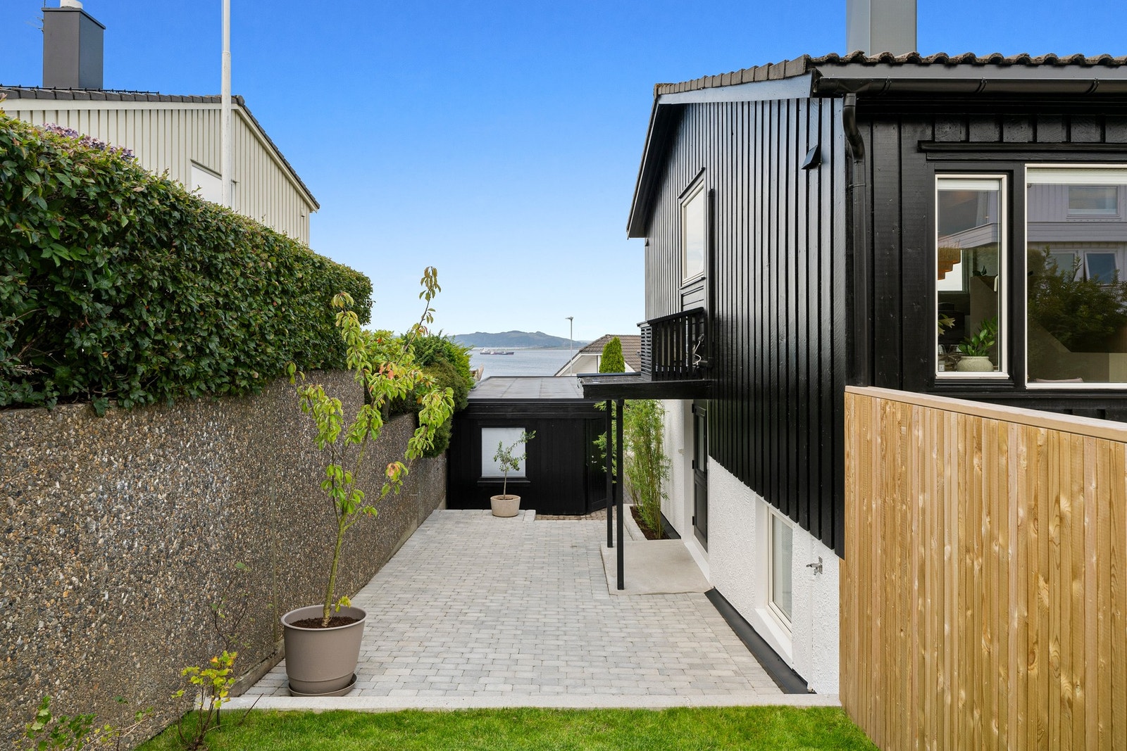 Utedelen til varmepumpen er skjult over inngangspartiet. Galleribilde