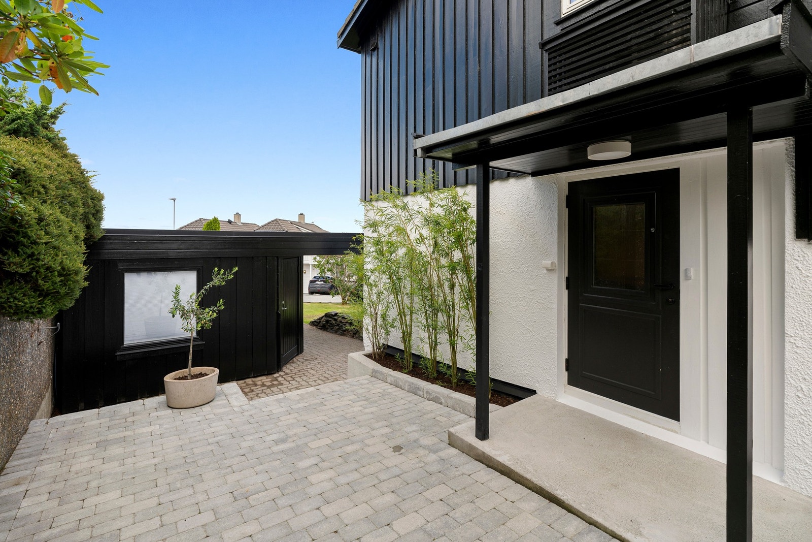 Det innredede rommet har egen inngang og vindu ut mot inngangssiden på boligen. Galleribilde