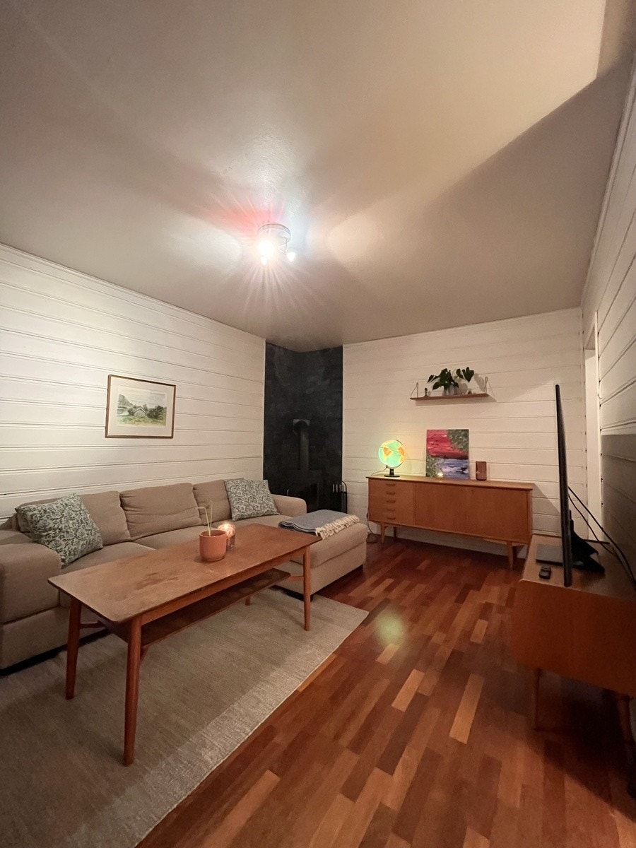 Peis i hjørnet bak sofa. Galleribilde