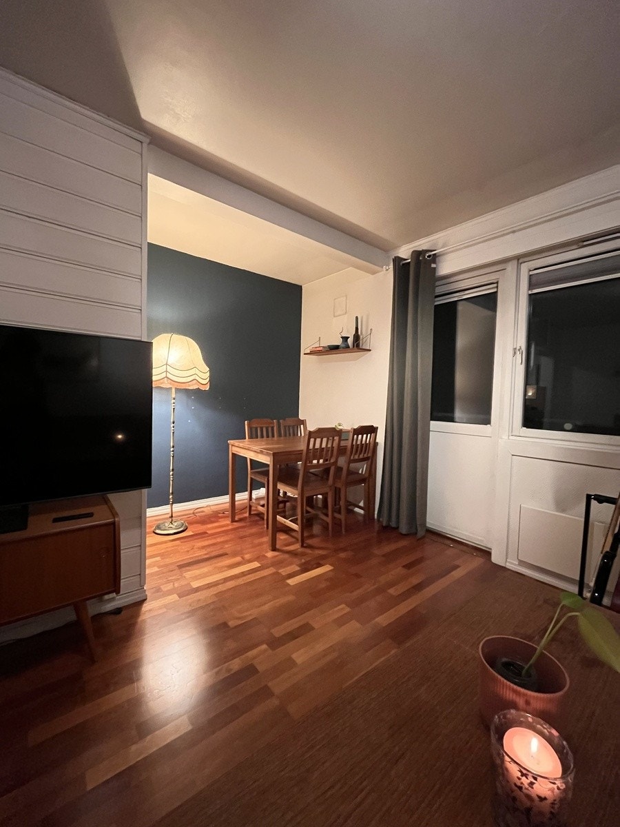 Spisebord med stoler som kan følge med, meld interesse. Galleribilde