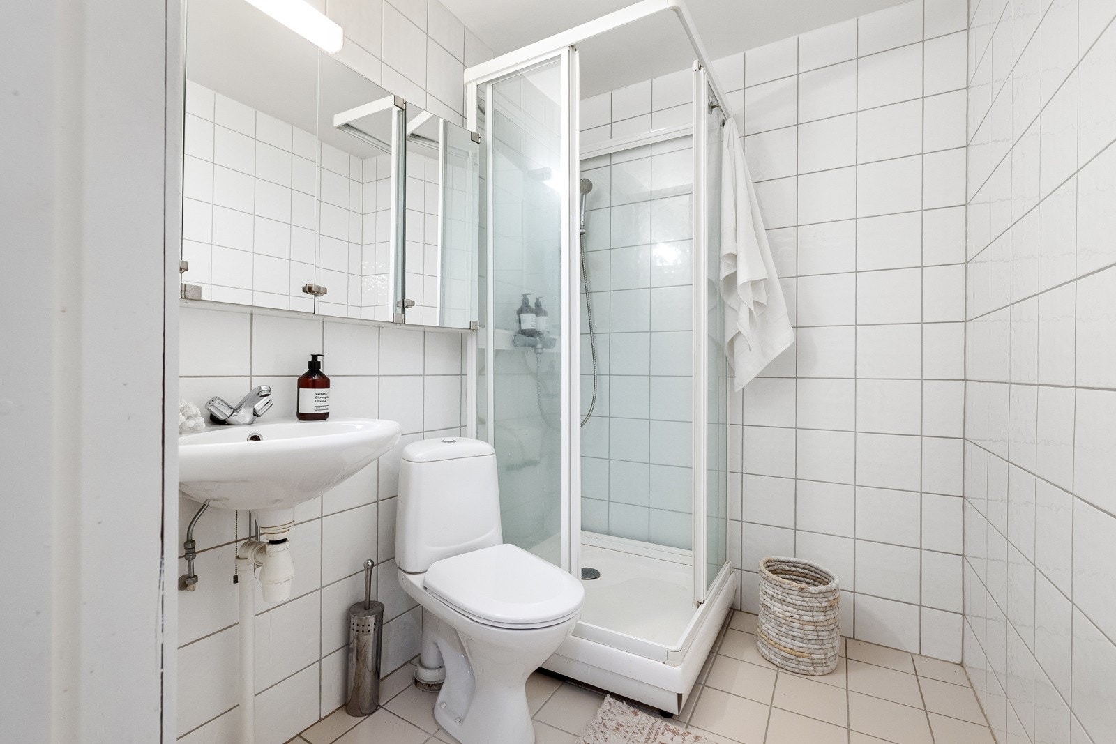Det er behov for totalrenovering av våtrommet. Utstyrt med dusjkabinett, mekanisk avtrekk og gulvstående wc Galleribilde