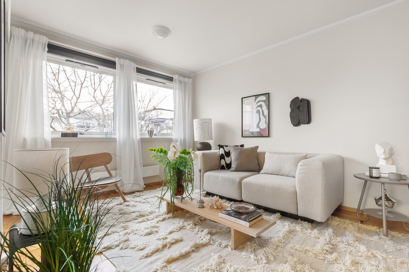 Leiligheten ligger i byggets 5. etasje med heisadkomst Galleribilde