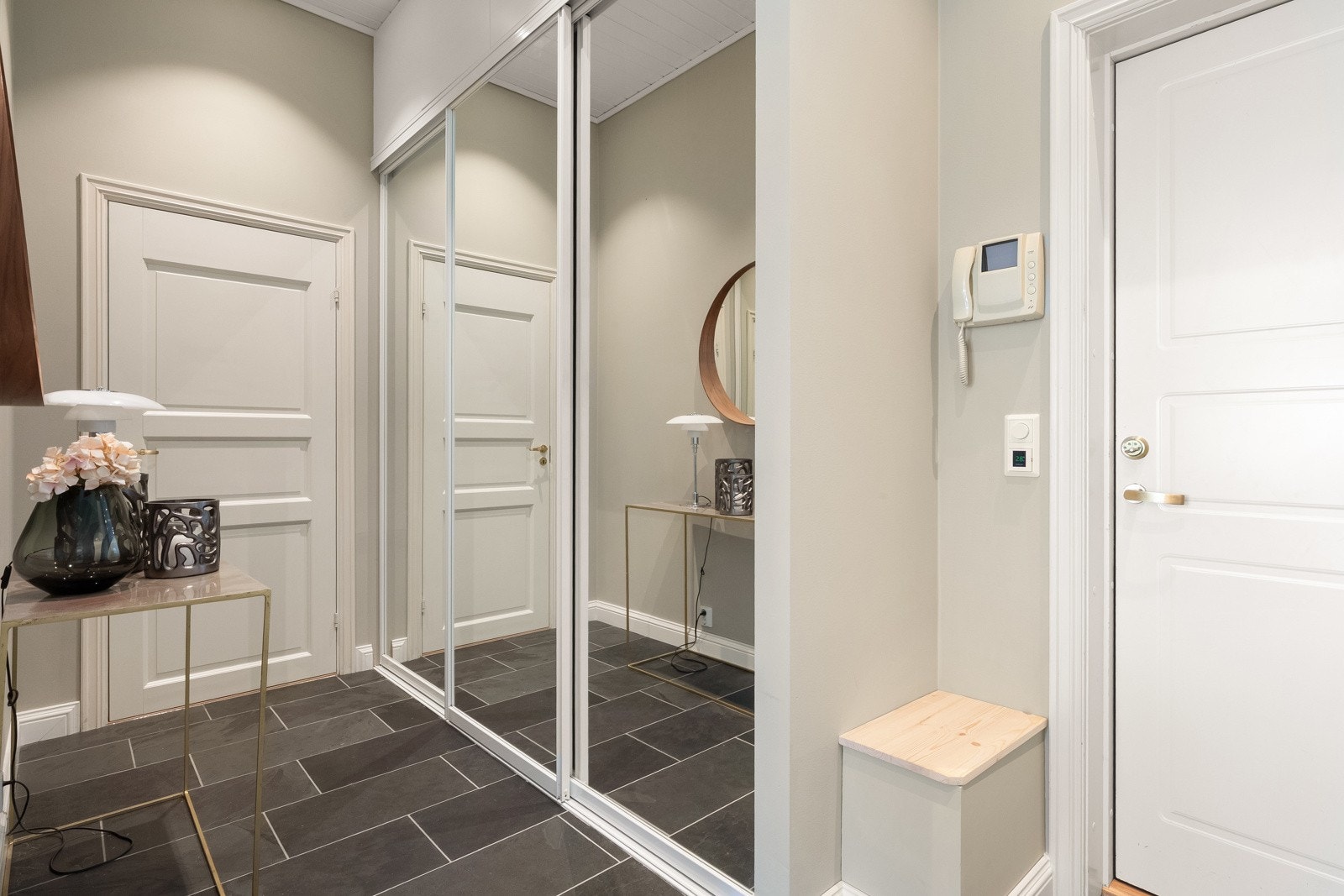 Entréen gangen fungerer som et fint bindeledd mellom flere av rommene i leiligheten og er utstyrt med dørcalling med skjermvisning, samt brann- og lydklassifisert entrédør (Swedoor - B30/Db40) fra byggeårene med kikkhull. Galleribilde