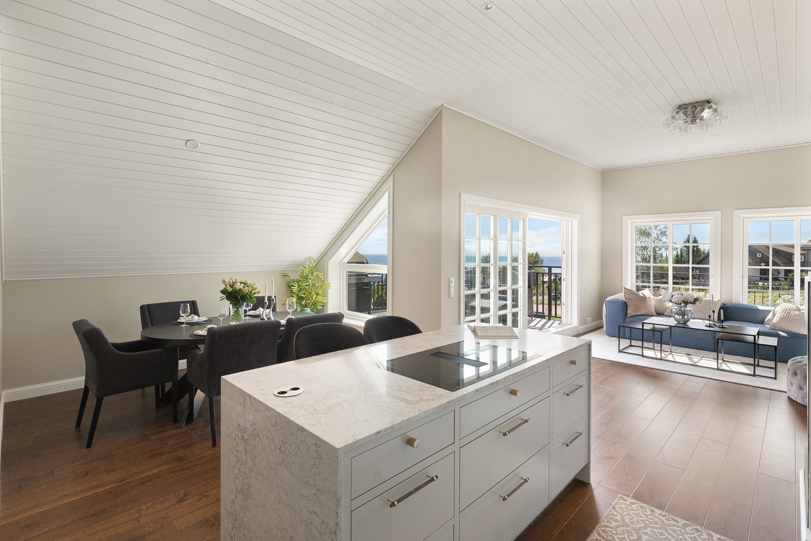 Leiligheten har rikelig med naturlig lys fra flere store vindusflater mot tre forskjellige himmelretninger og generøs takhøyde på 3,15 meter. Stuen har også en fransk balkong med innadslående dører hvor man kan åpne opp ytterligere på late sommerdager. Galleribilde