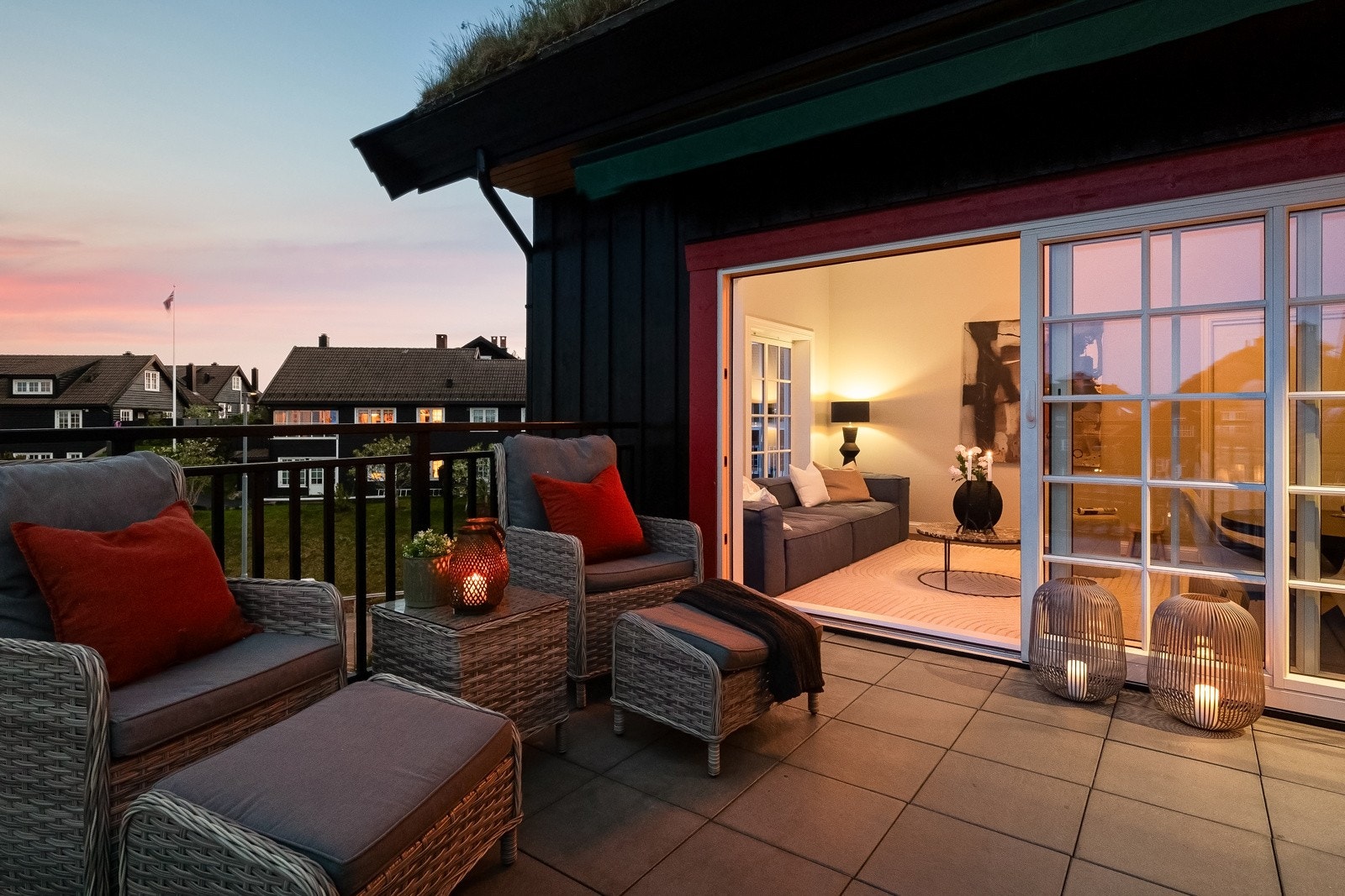 Leiligheten har svært attraktive fasiliteter som stor privat takterrasse på hele 15 m² med gode solforhold, trappefri adkomst med heis, gulvvarme i hele leiligheten og to medfølgende garasjeplasser i tilknyttet garasjeanlegg med heisadkomst. Galleribilde