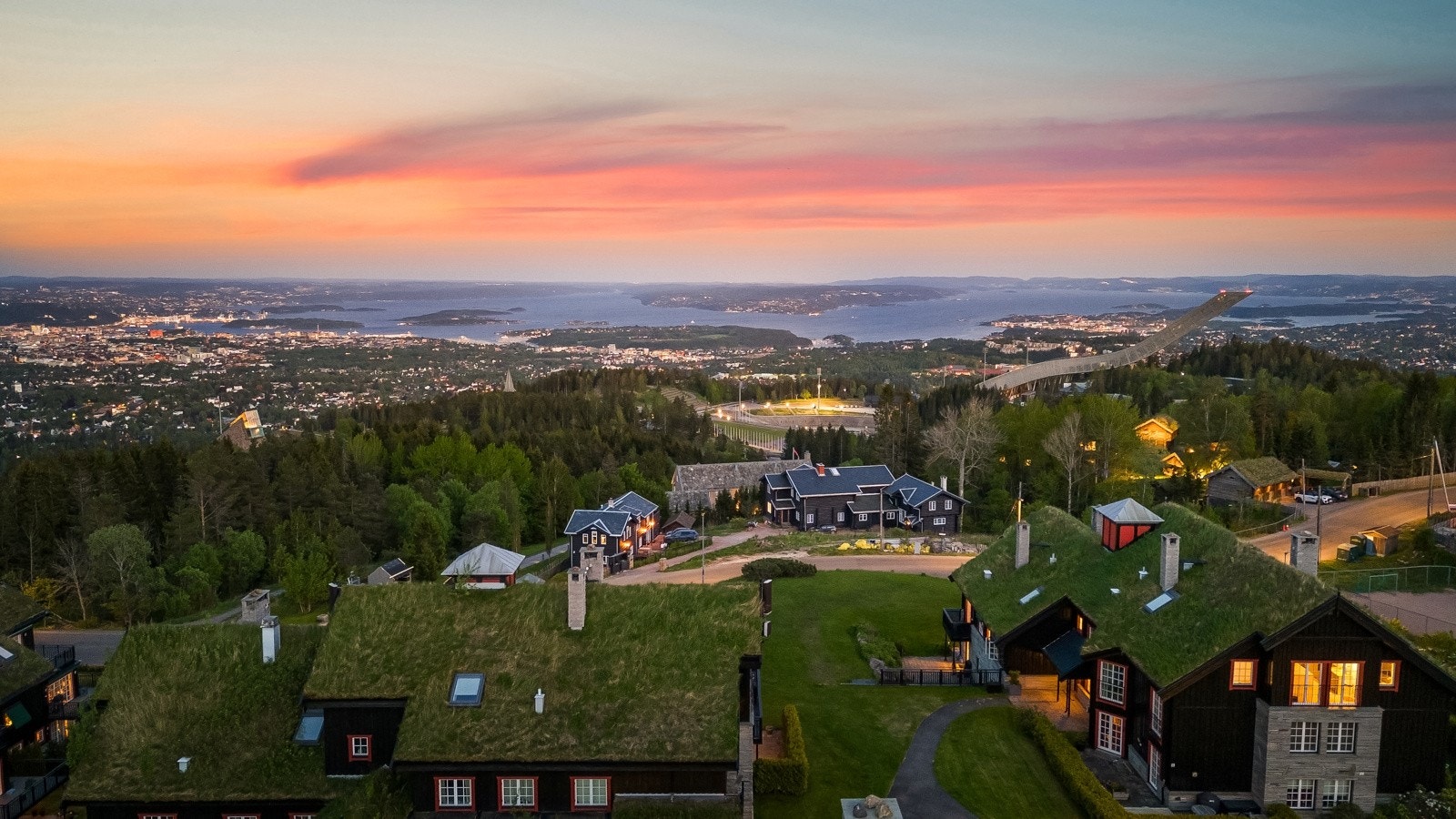 Sameiet ligger på en opphøyet tomt med fantastisk utsikt over Oslo by og fjord. Galleribilde