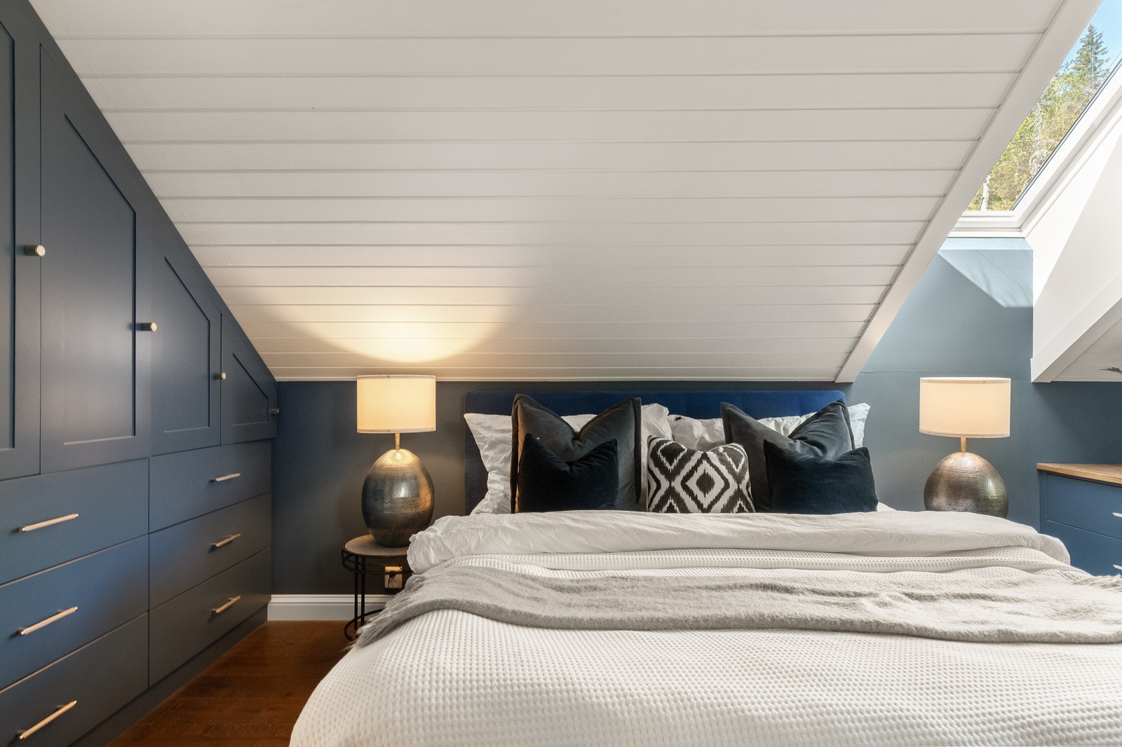 Fantastisk hovedsoverom av god størrelse med skreddersydd garderobeløsning utført av møbelsnekker. Galleribilde